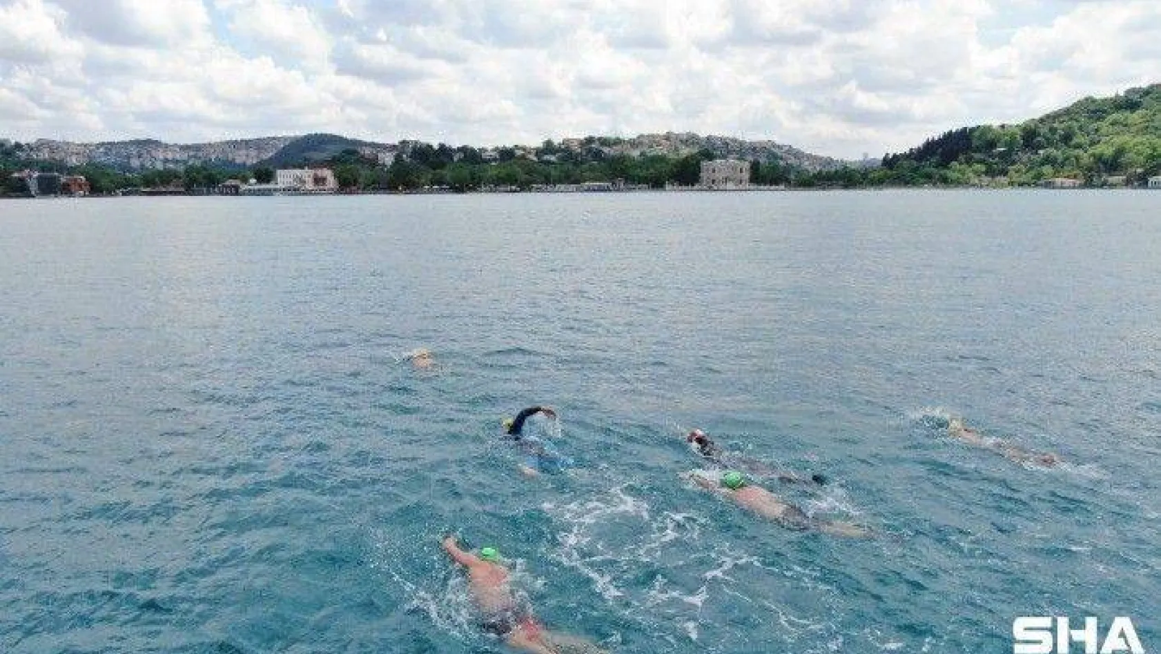 (Özel) Kısıtlamada İstanbul Boğazı'nı yüzerek geçtiler