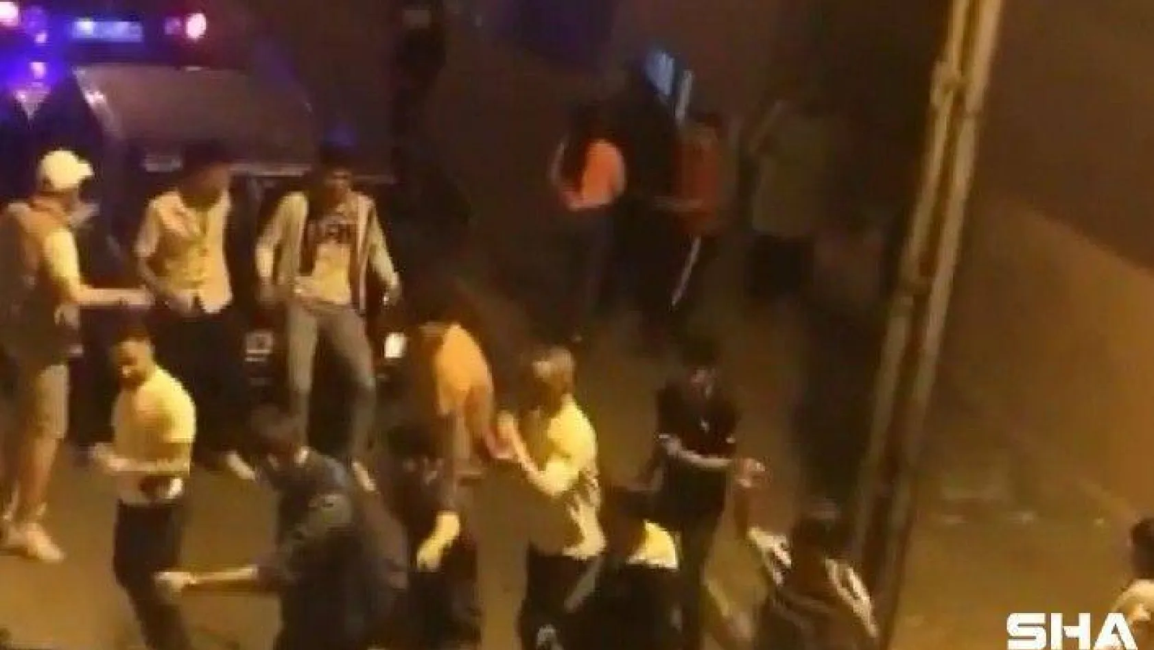 (Özel)- Sultanbeyli'de kısıtlama saatinde gençlerin müzikli dans şovu