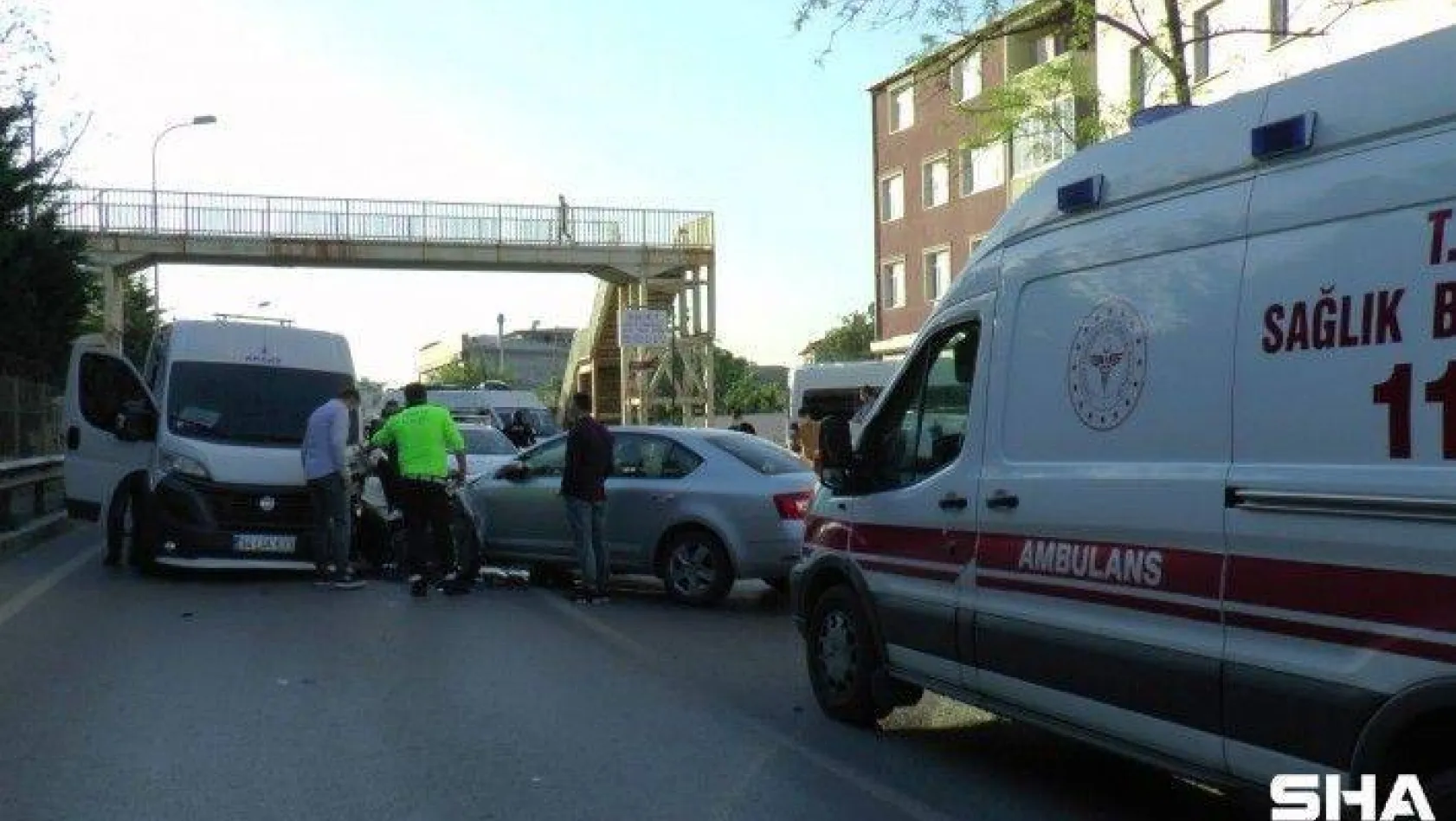 (ÖZEL) Sultanbeyli'de servis minibüsüyle otomobil kafa kafaya çarpıştı: 1 yaralı