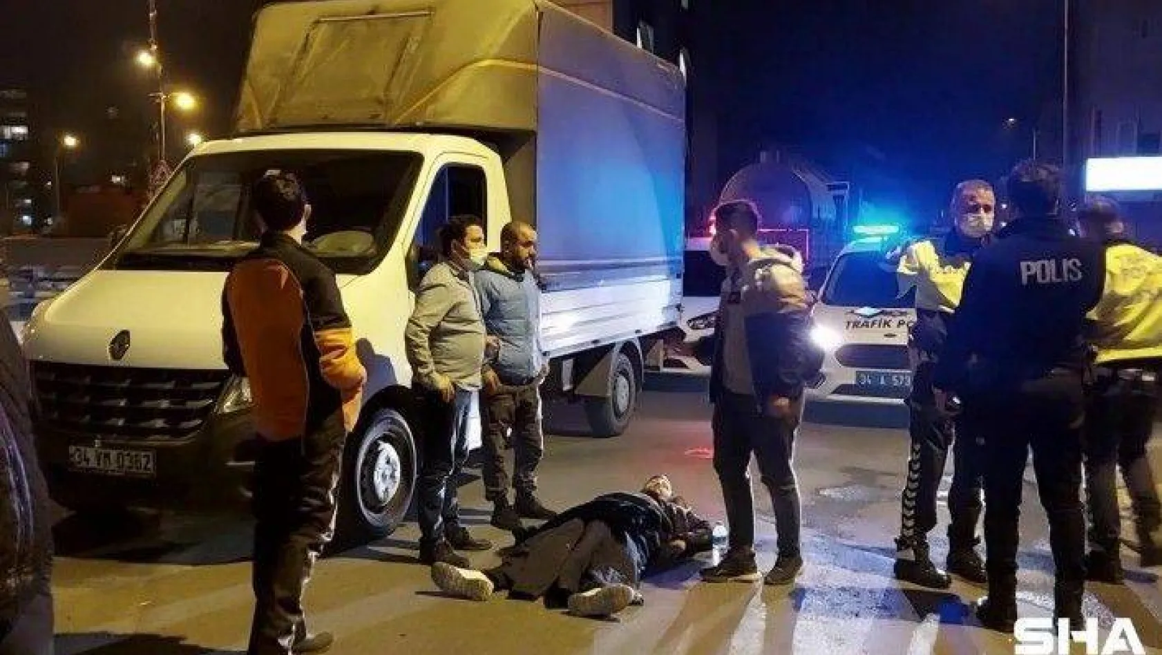 (ÖZEL)Ümraniye'de ağır yaralanan motosiklet sürücüsü yerde uzun süre ambulans bekledi