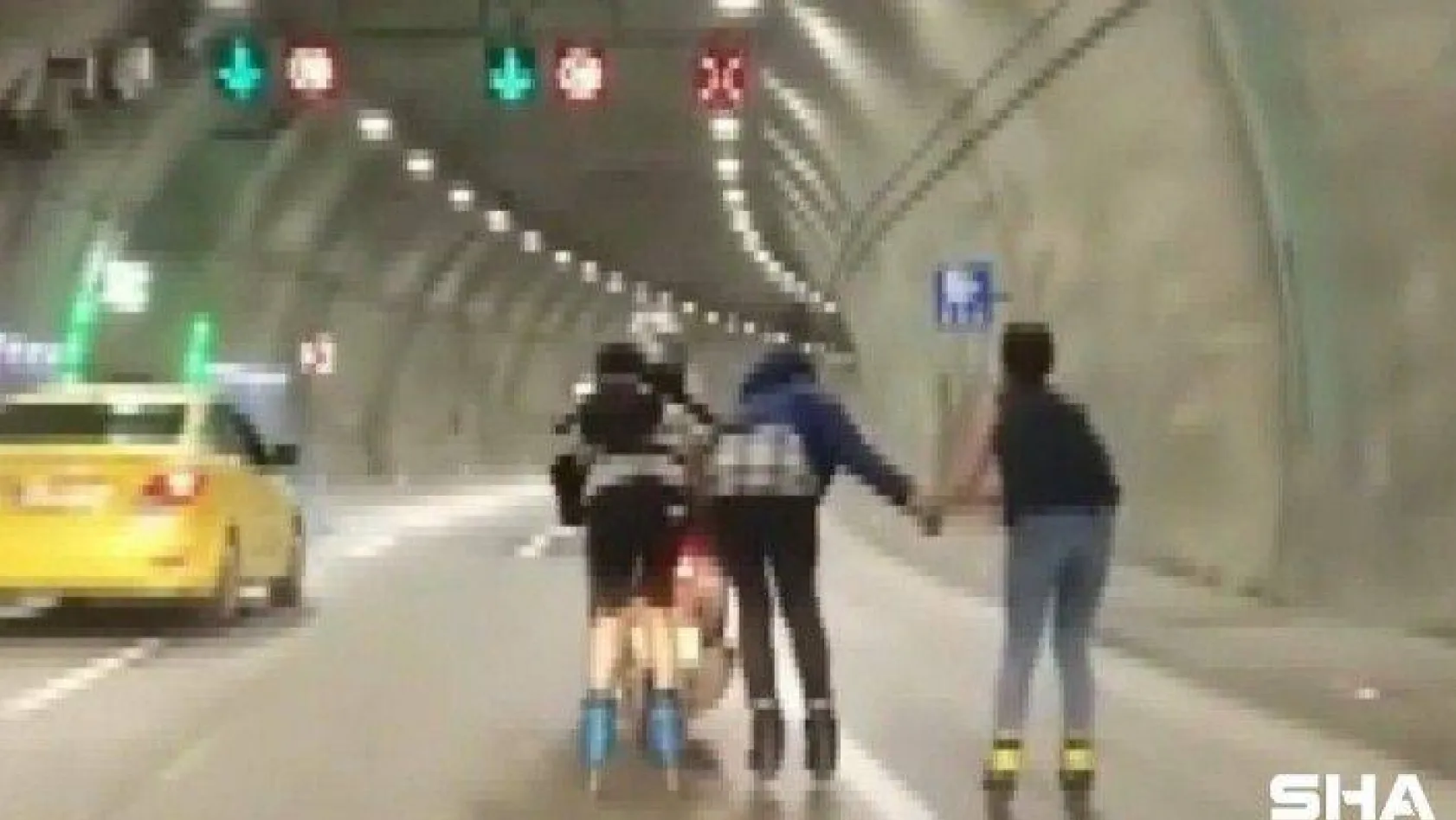 (Özel) Üsküdar'da patenci gençlerin motosiklet peşindeki tehlikeli yolculuğu