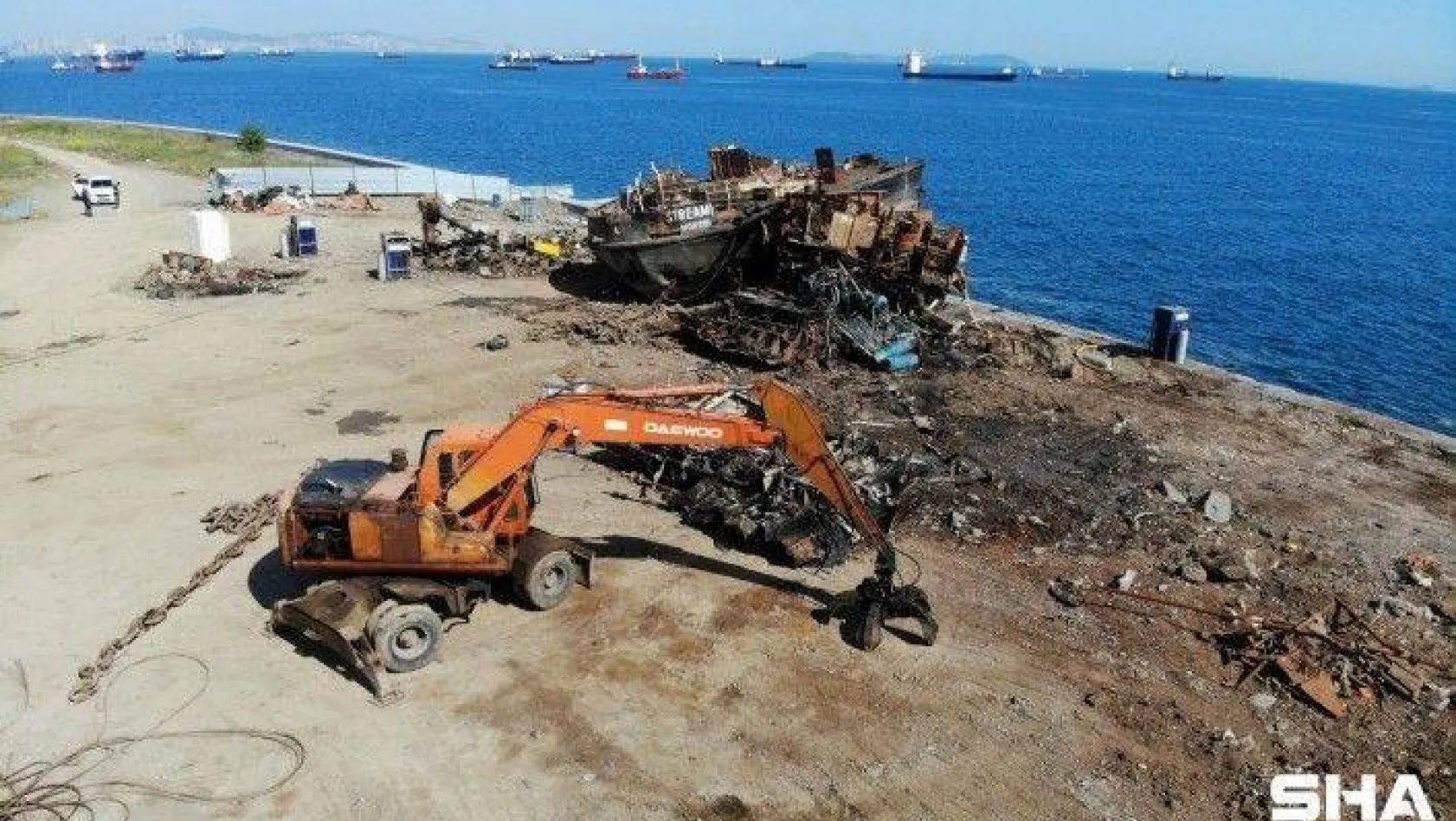 (Özel) Zeytinburnu'nda karaya oturan geminin son parçası da denizden çıkarıldı