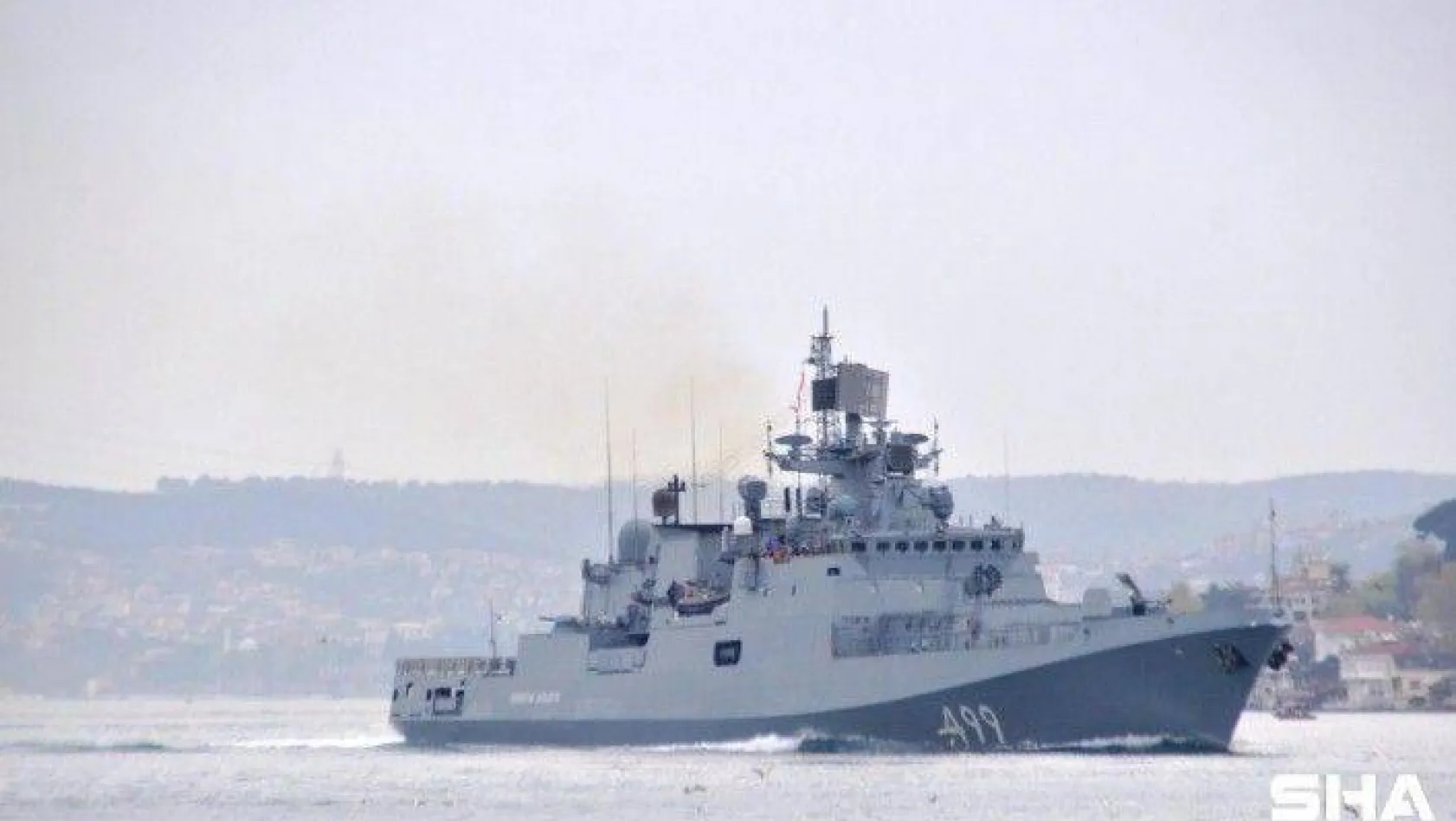 Rus Donanmasına ait RFS 499 borda numaralı &quotAdmiral Makarov" gemisi boğazdan geçti