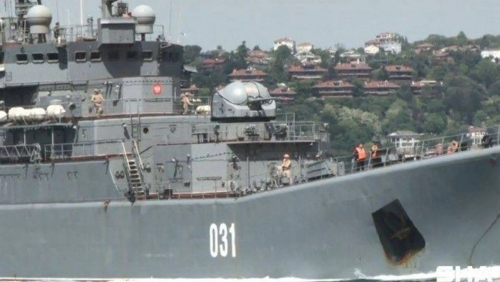 Rus savaş gemisi 'Türk bayrağı' dalgalandırarak İstanbul Boğazı'ndan geçti