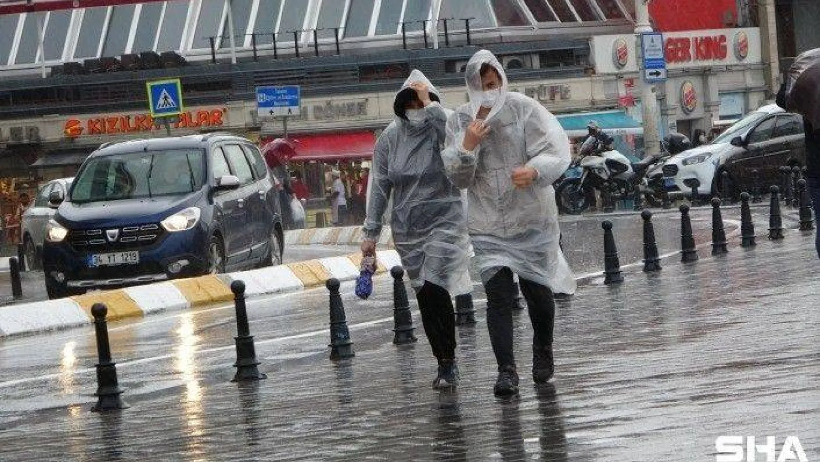 Sağanak yağış Taksim'de hayatı felç etti