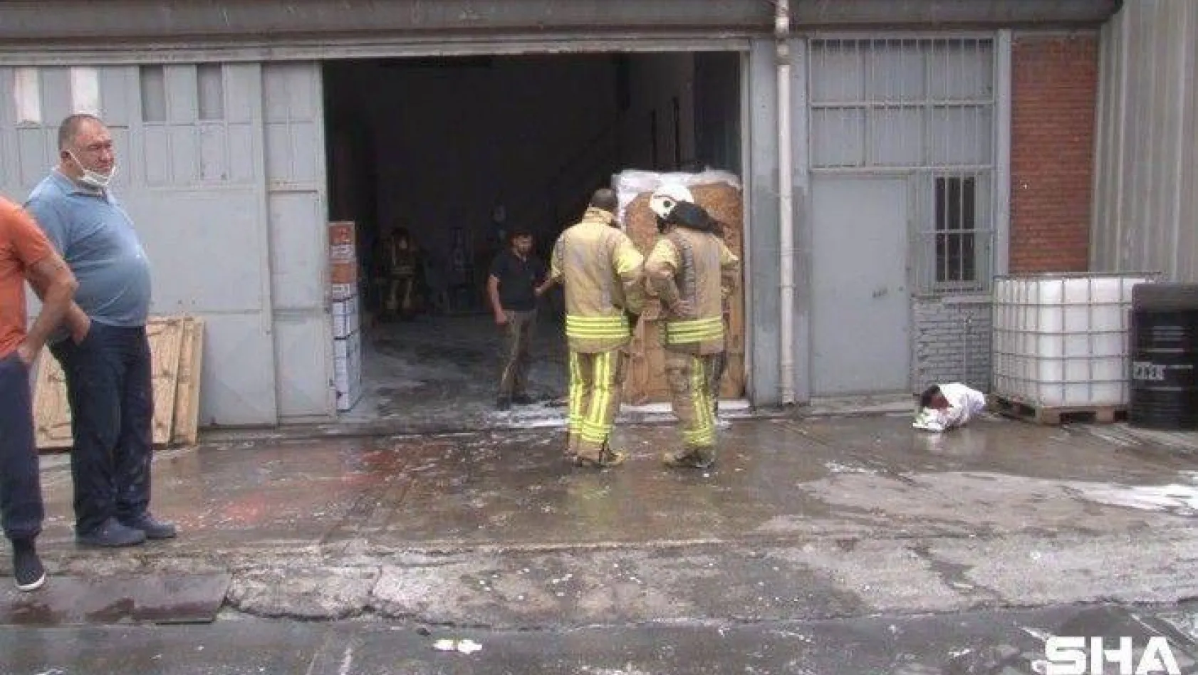 Sanayi sitesinde yangın çıktı, yangına müdahale etmeye çalışan işçi yaralandı
