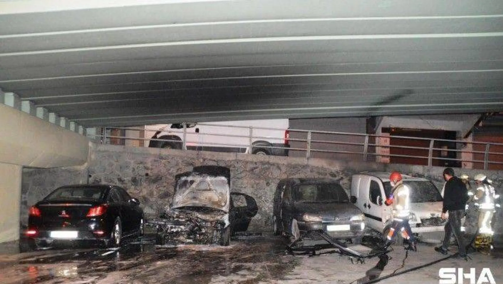 Şişli'de viyadük altında yanan 4 otomobilde kundaklama şüphesi
