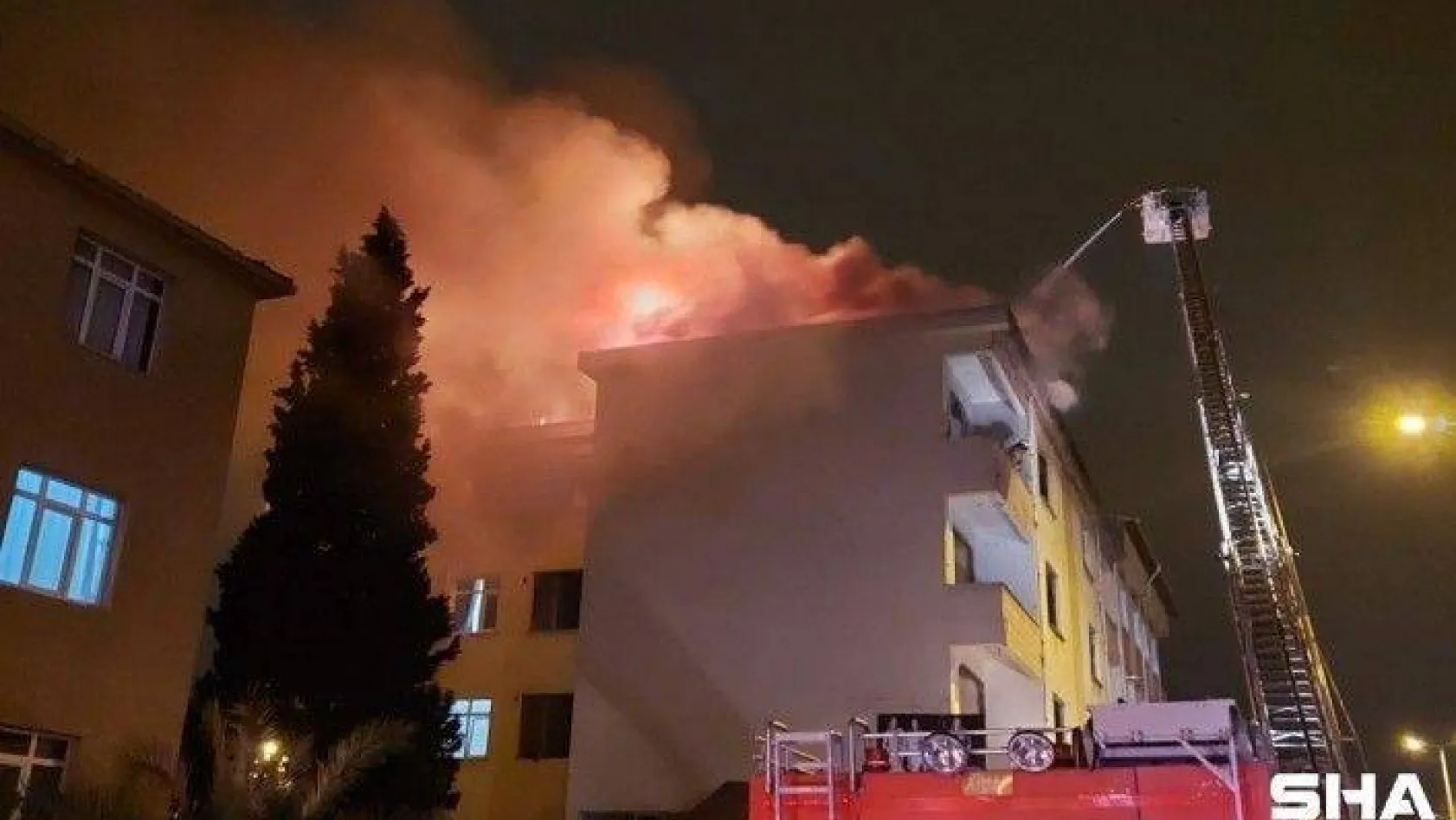 Sultanbeyli'de çatı katı alev alev yandı