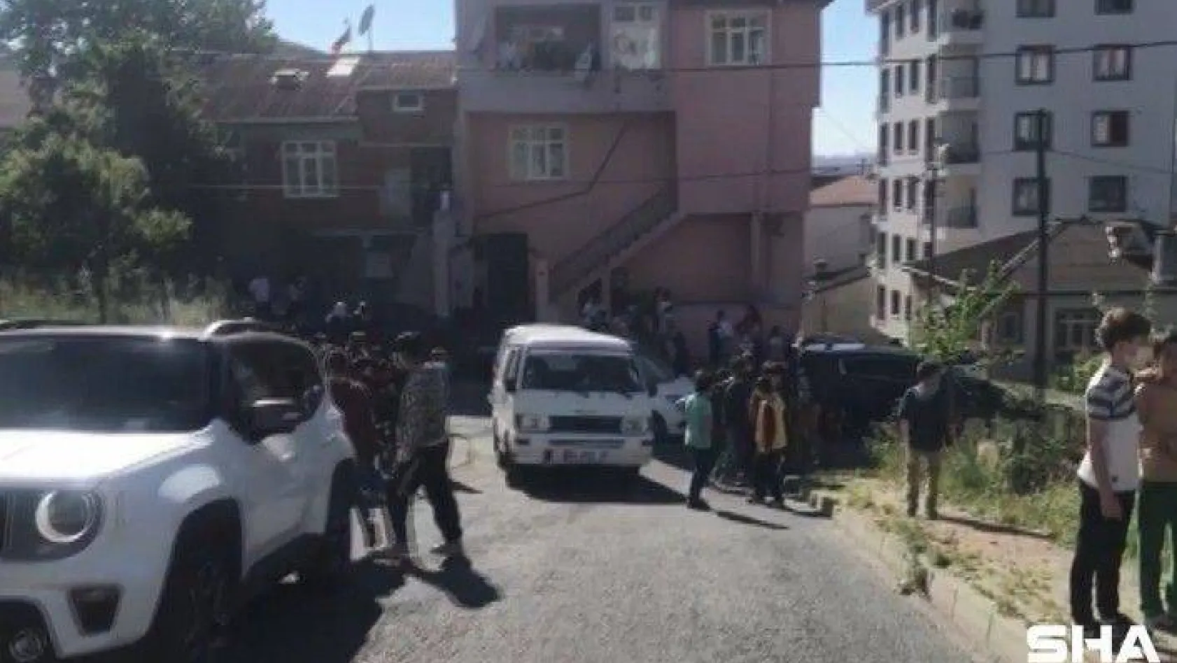 Sultanbeyli'de yangında apartman tahliye edildi, mahalleli sokağa döküldü