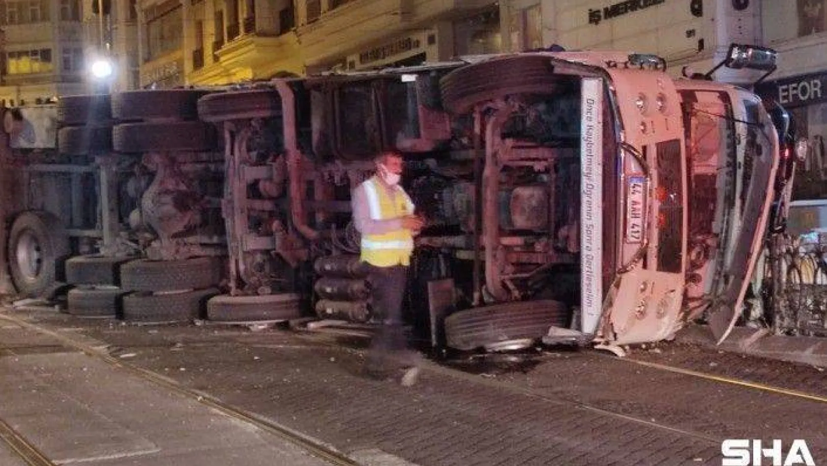 Sürücüsünün direksiyon hakimiyetini kaybettiği kamyon demir korkuluklara çarparak tramvay yola devrildi