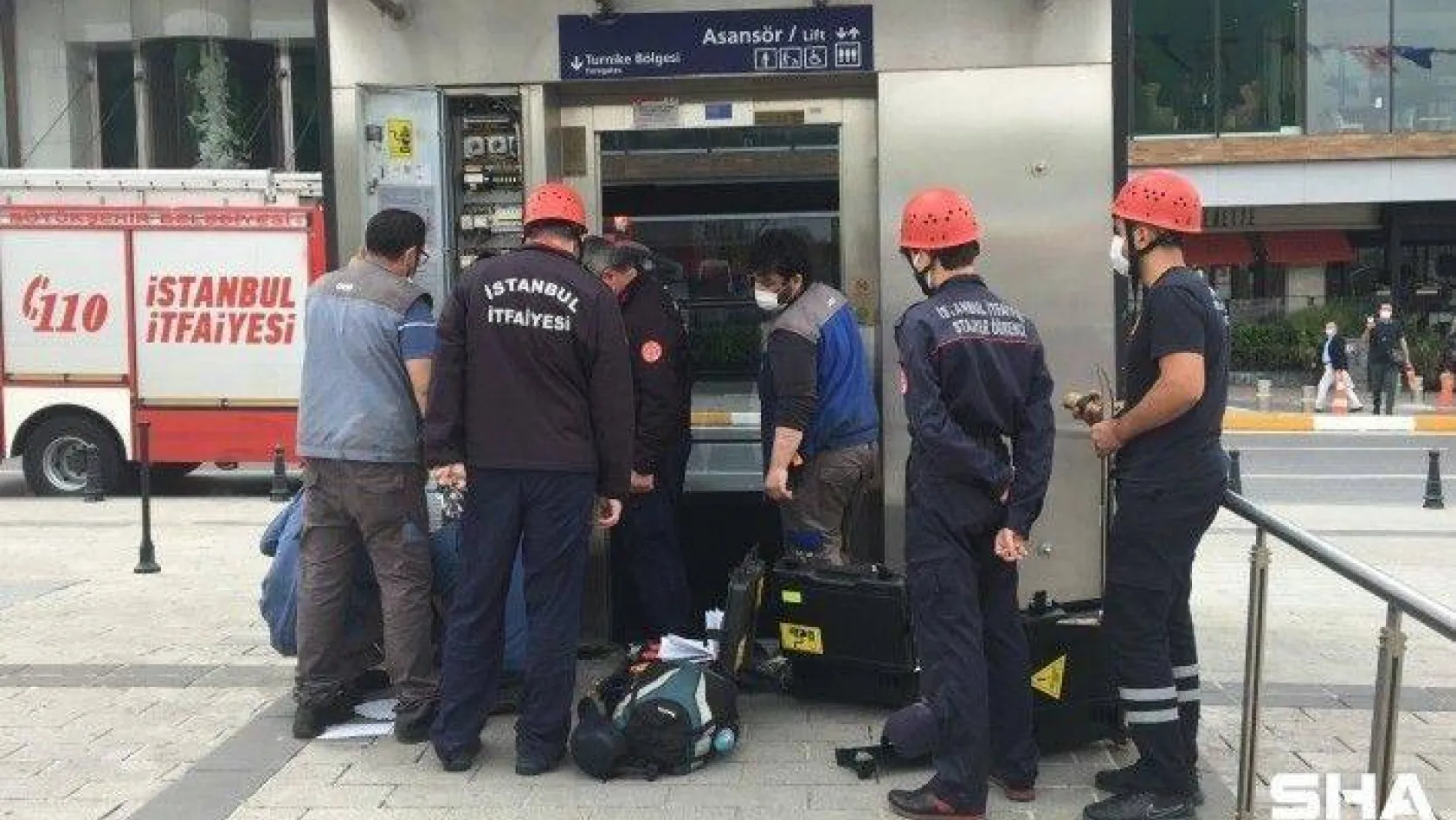 Taksim Metro asansöründe korku dolu anlar