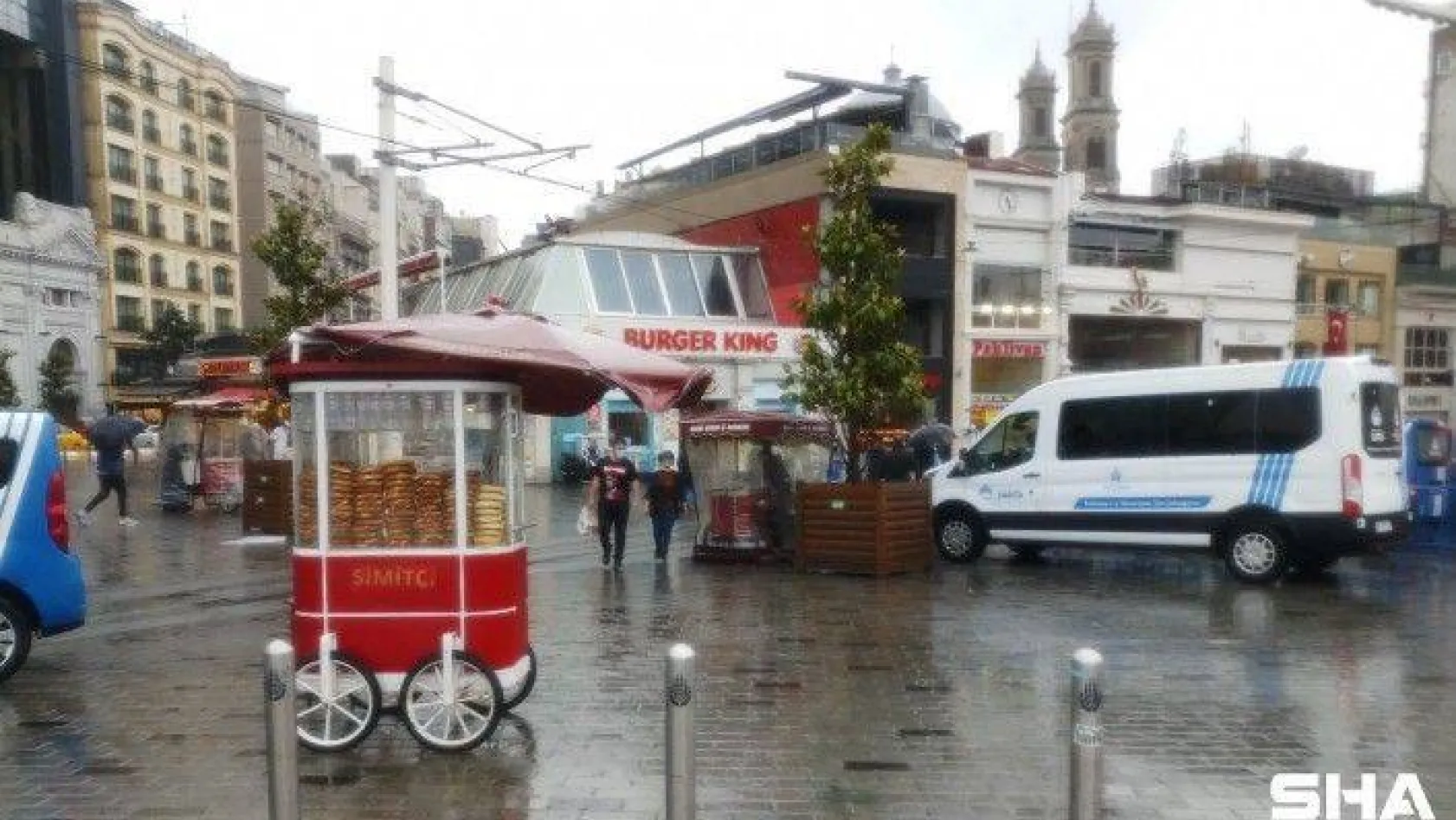 Taksim'de sağanak yağış