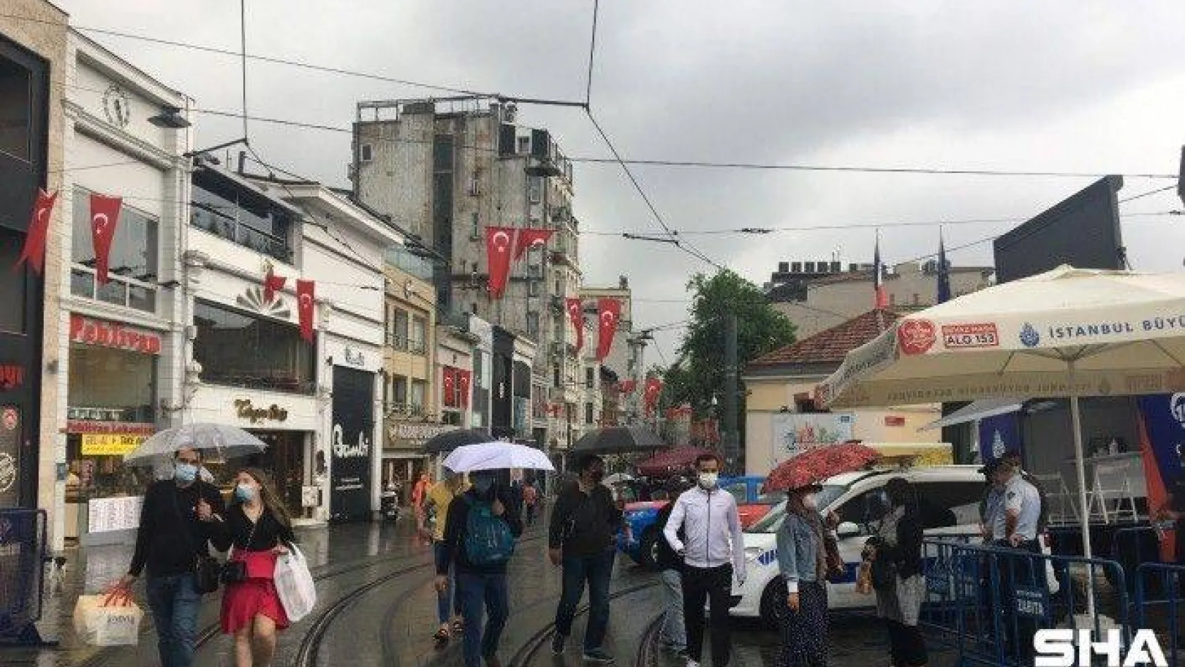 Taksim'de yağış etkili oldu