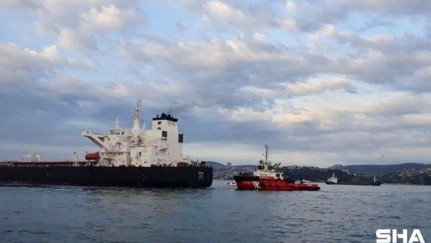 Tanker sahile sürüklendi, İstanbul Boğazı trafiği durduruldu