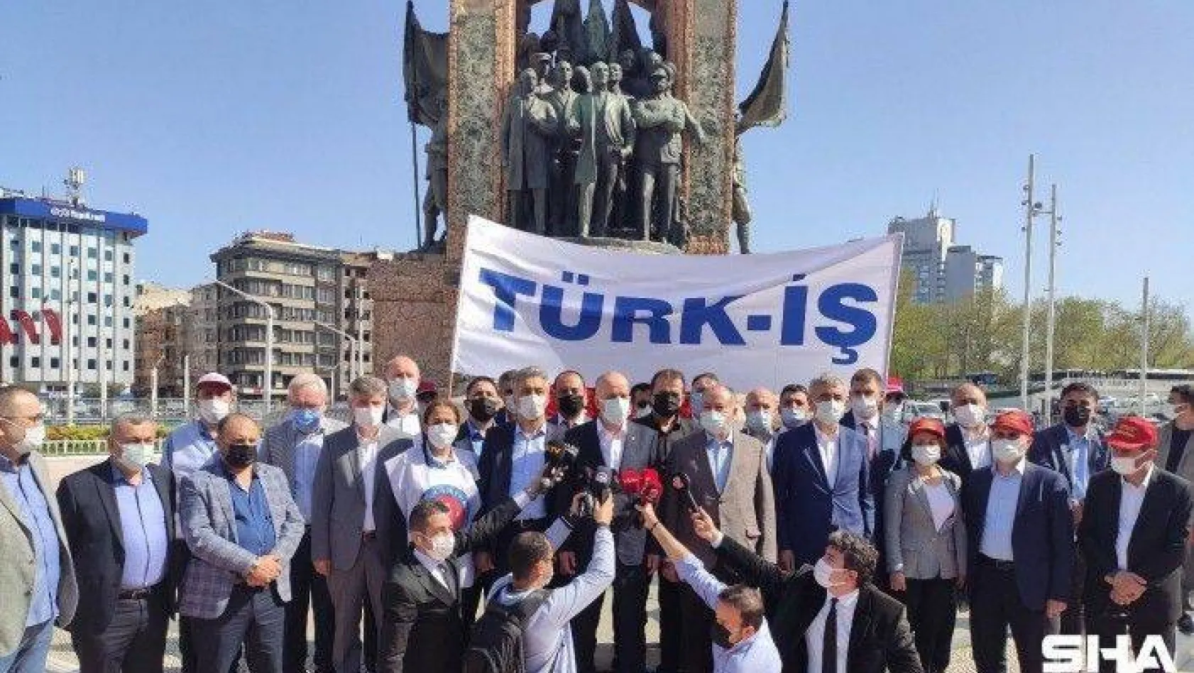 TÜRK-İŞ Cumhuriyet Anıtı'na çelenk bıraktı