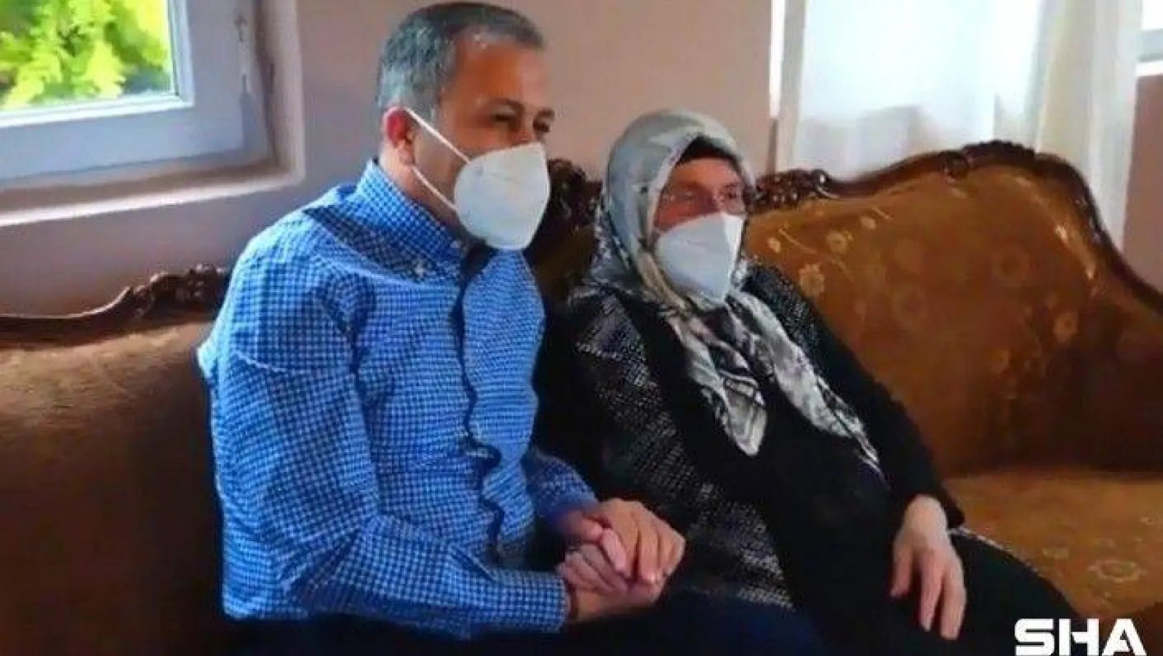 Vali Yerlikaya Anneler Günü'nde Şile'de 17 yıldır muhtarlık yapan Şafak Karakeskin'i ziyaret etti