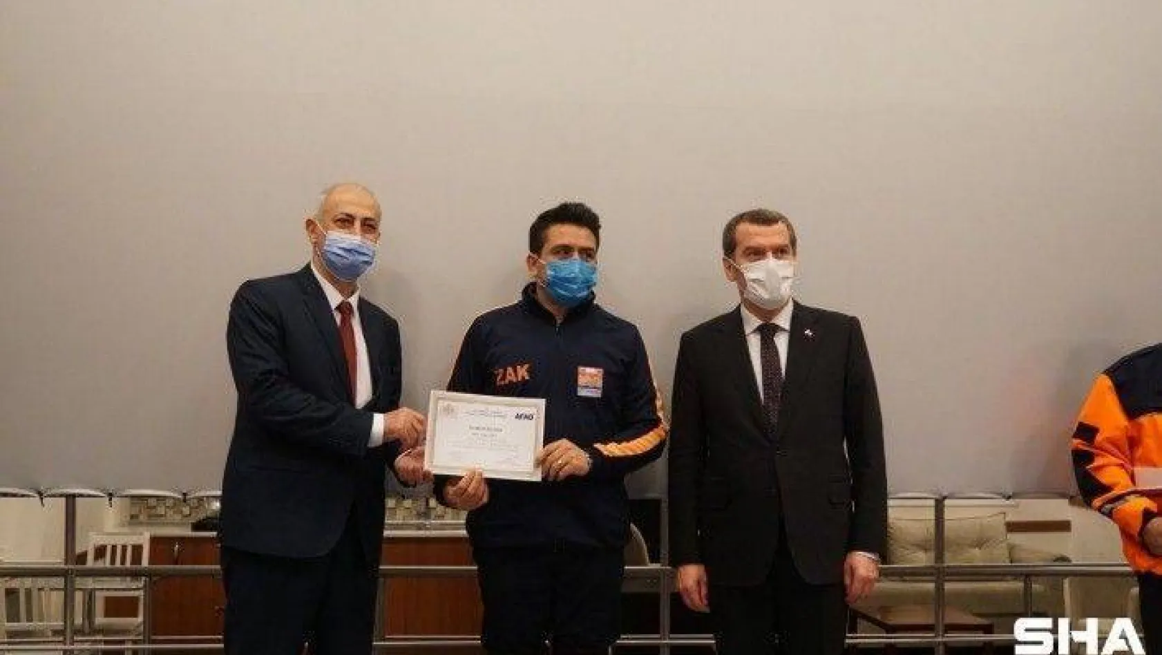 Zeytinburnu'nda 23 personele arama kurtarma sertifikaları verildi