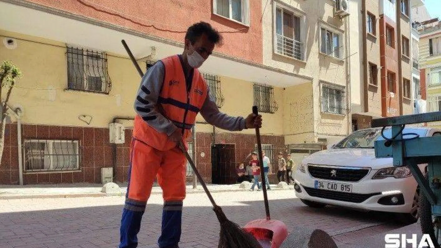 Zeytinburnu'nda bir temizlik görevlisi bina yıkılmadan önce çevredekileri uzaklaştırmış