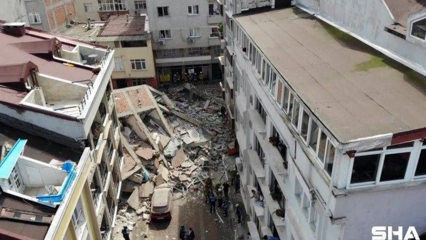 Zeytinburnu'nda boşaltılan binanın çökme anı kamerada