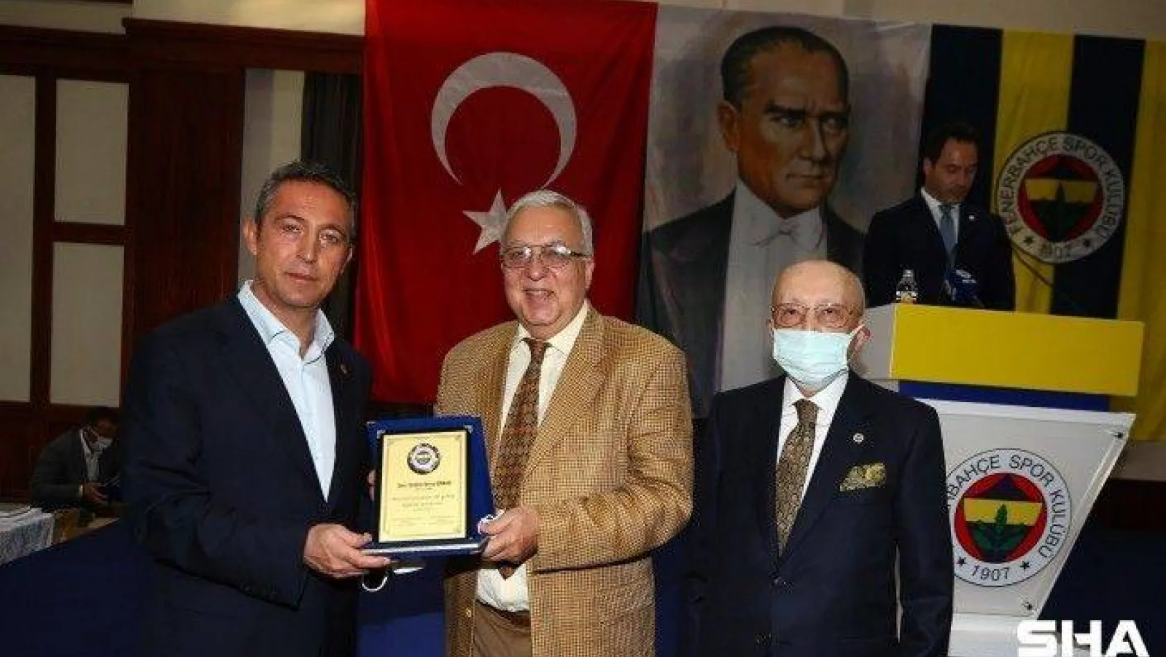 Ali Koç ve Vefa Küçük, YDK üyelerine plaketlerini verdi