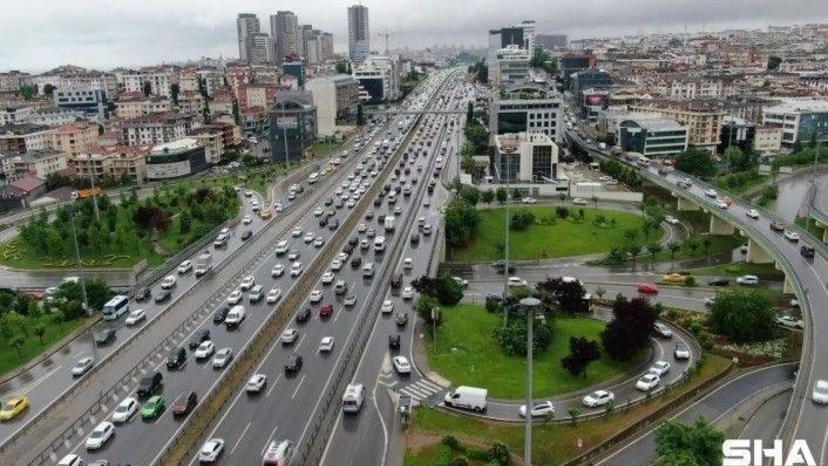 Anadolu yakasında sağanak yağış trafiğe neden oluyor