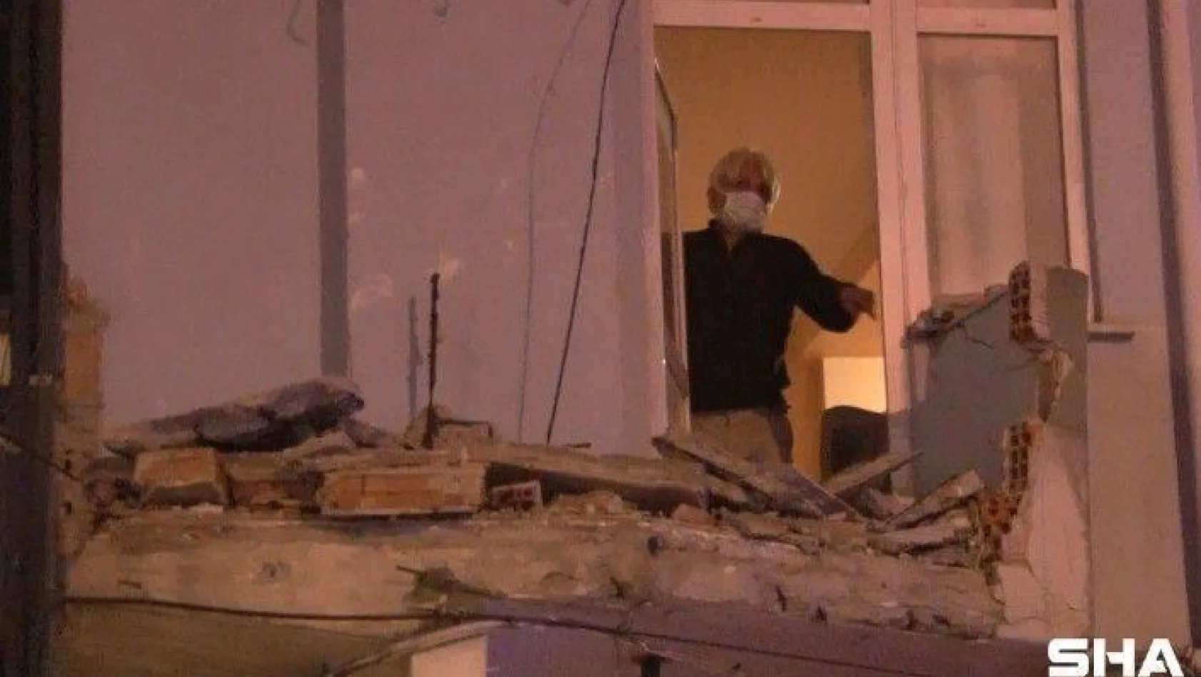 Avcılar'da gece yarısı 7 katlı bir binanın iki balkonu çöktü