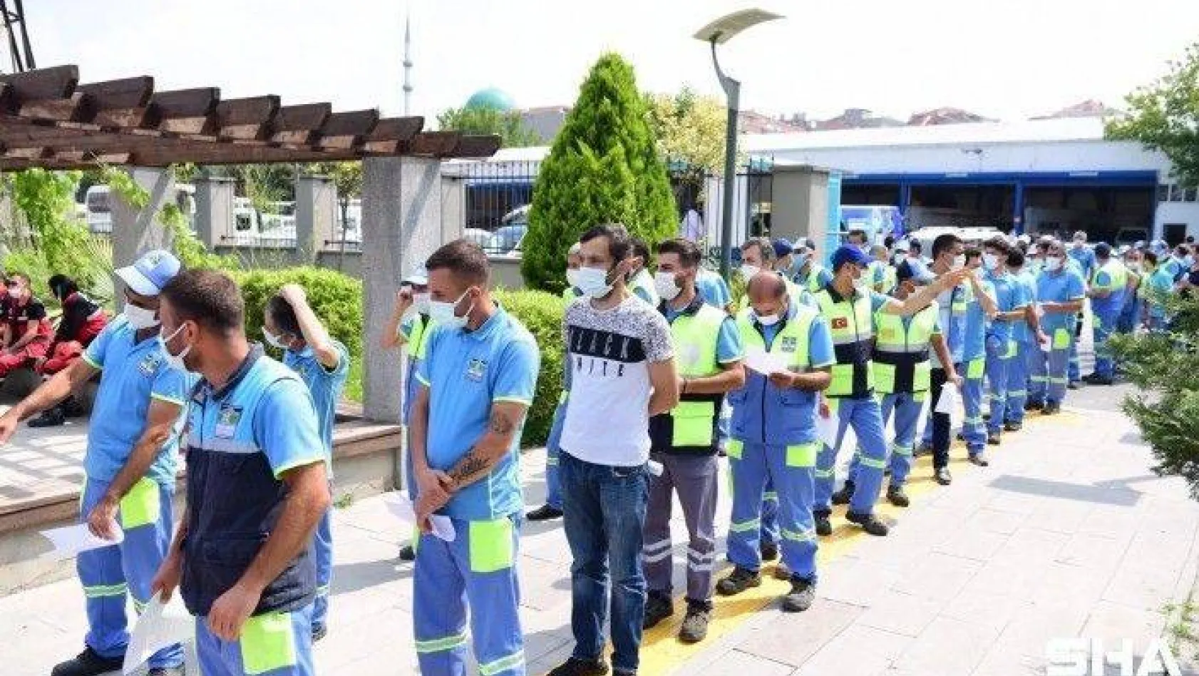 Bahçelievler'de seyyar aşı uygulaması ile sahada çalışan belediye personeli aşı oldu