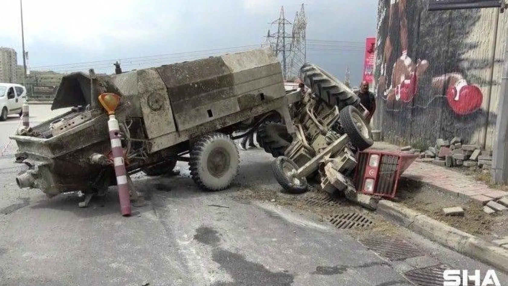 Başakşehir'de beton yüklü traktör devrildi: 1 yaralı