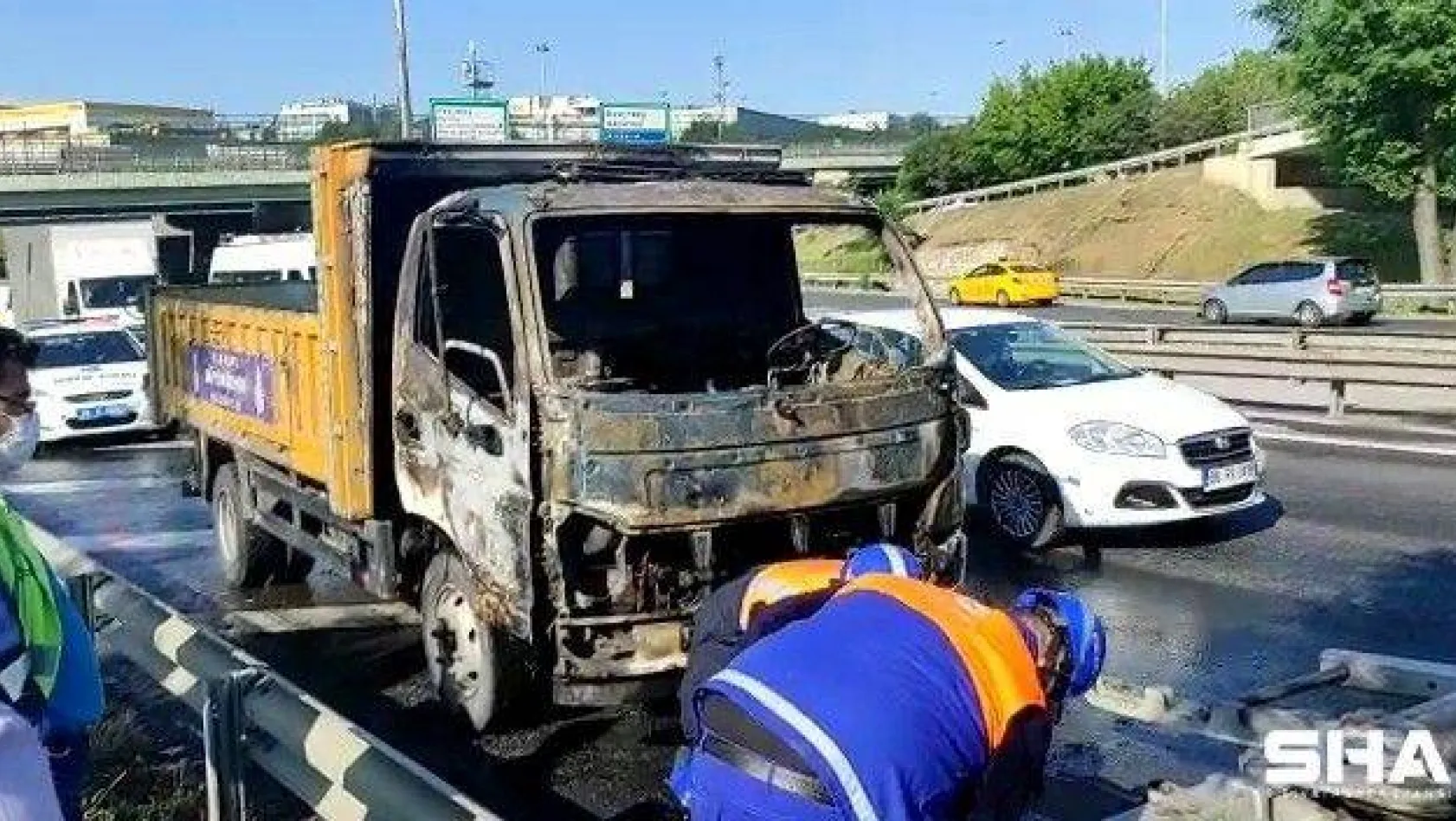 Basın Ekspres'te seyir halindeki kamyonet yandı