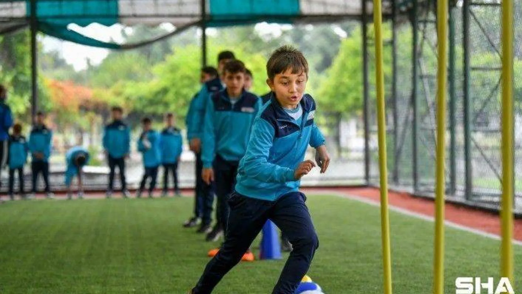Başkan Bozkurt, çocuklarla spor yaptı, forma ve ayakkabı hediye etti