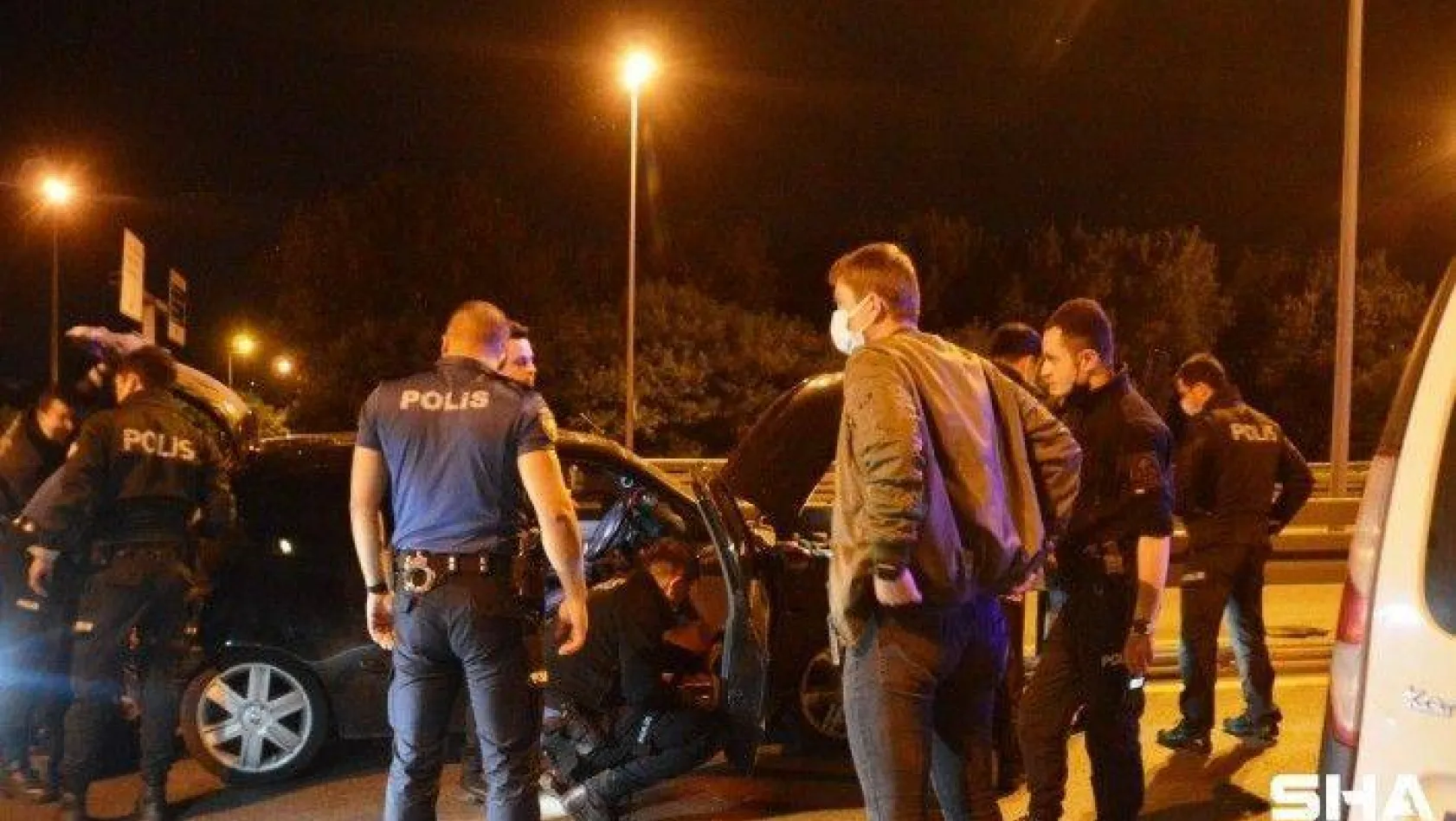 'Dur' ihtarına uymayan alkollü sürücü önce polis araçlarına sonra bariyerlere çarpınca yakalandı