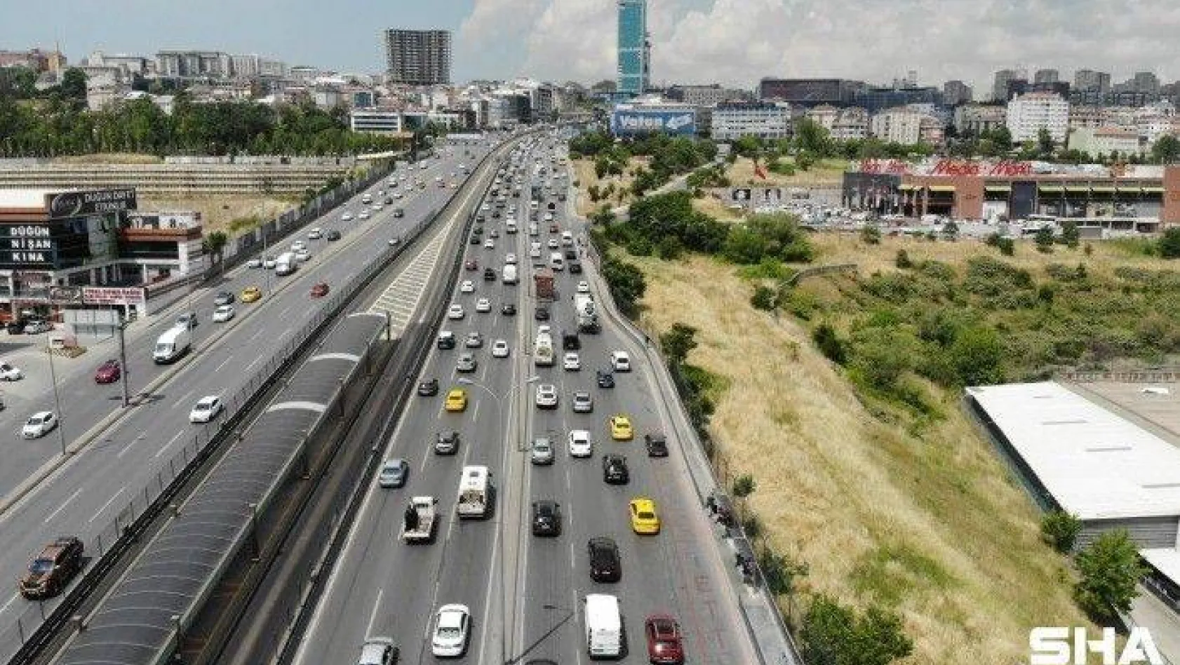 Esenyurt'ta kısıtlamasız cumarteside trafik yoğunluğu