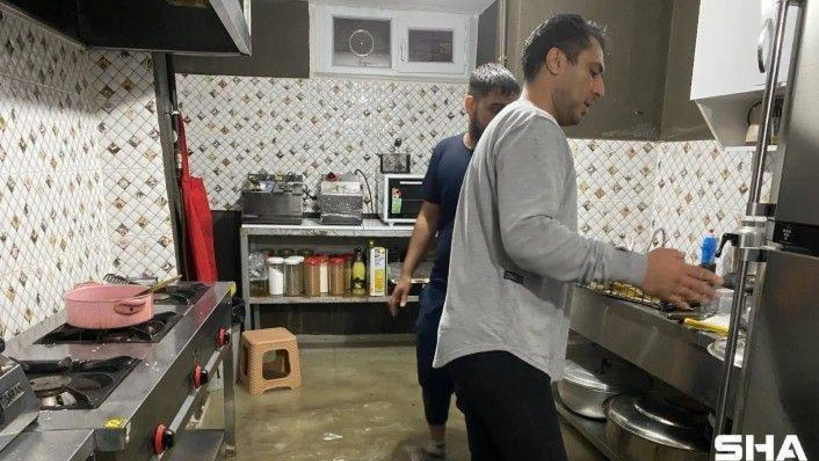 Esenyurt'ta yağış sonrası bir restoran mutfağını su bastı