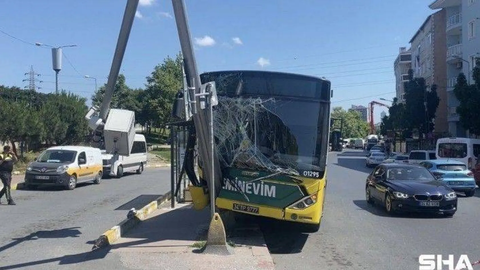 Eyüpsultan'da İETT otobüsü MOBESE direğine çarptı