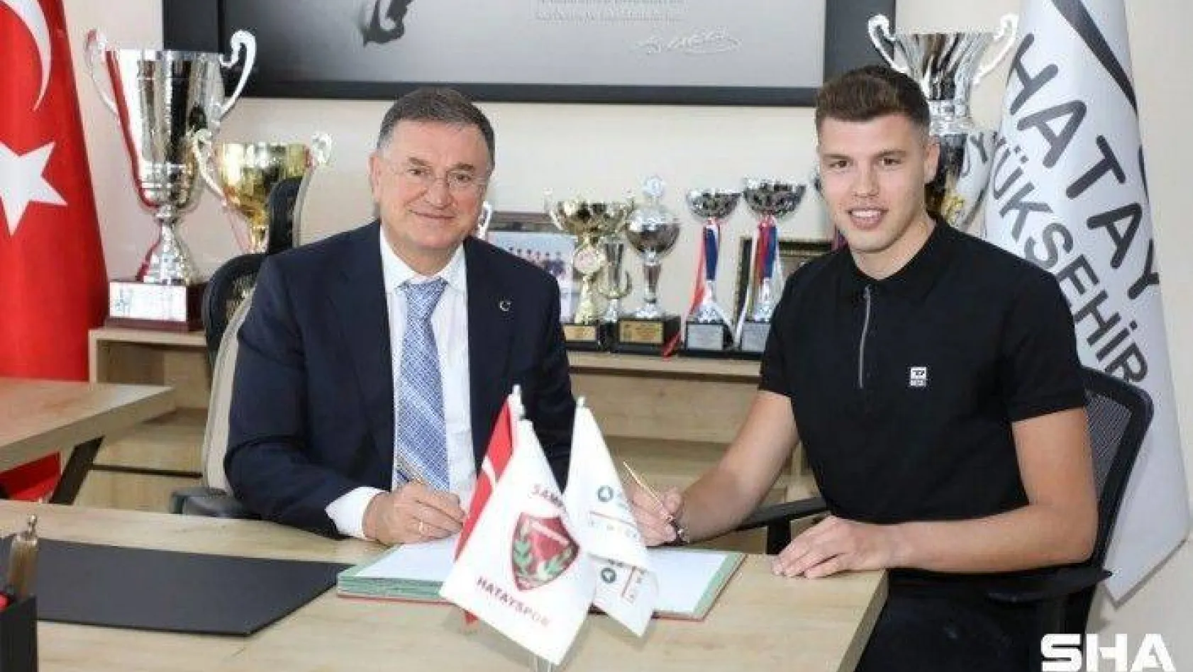 Hatayspor, Fatih Karagümrük'te forma giyen 23 yaşındaki defans oyuncusu Fatih Kuruçuk ile 2 yıllık sözleşme imzaladı.