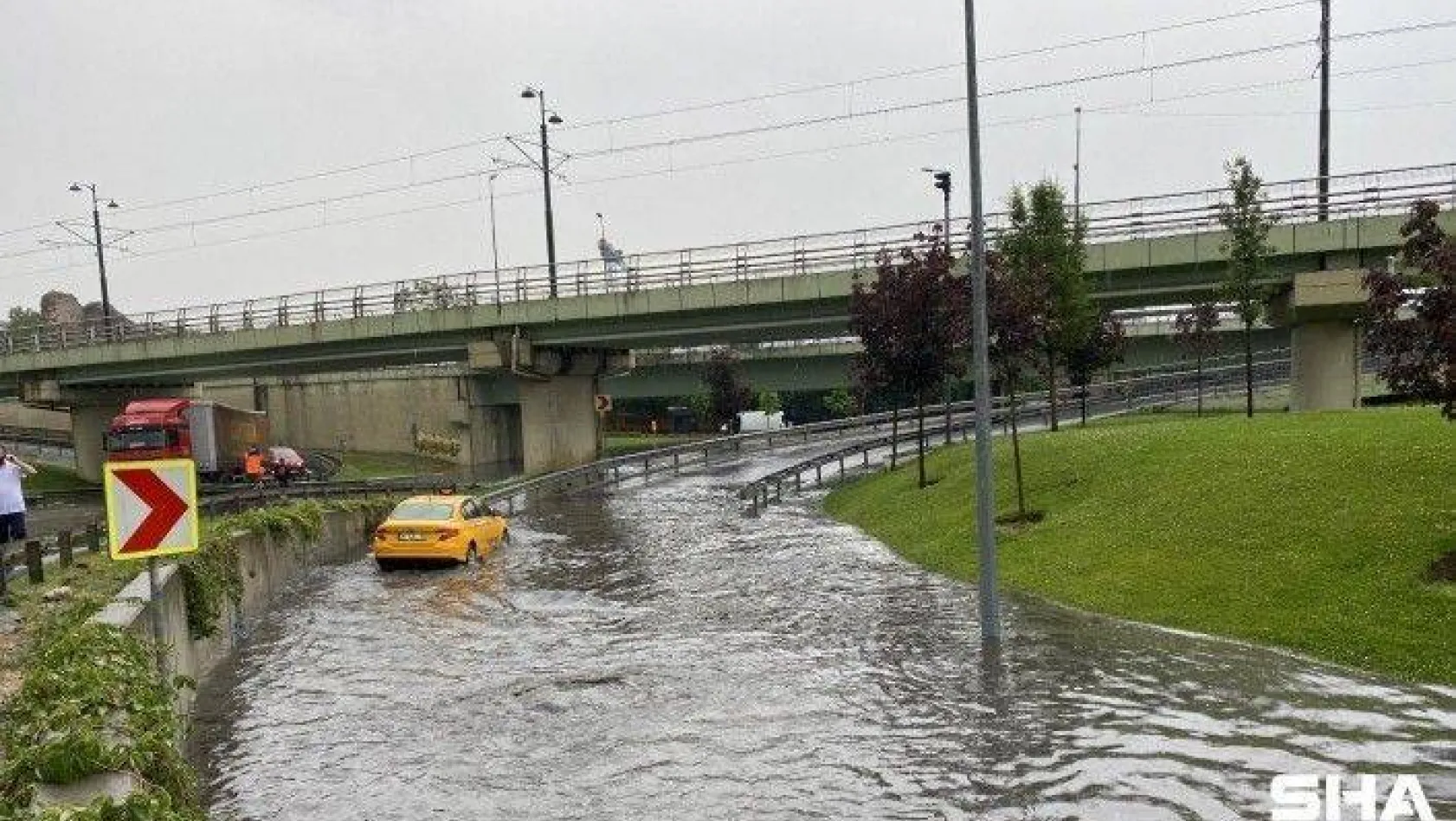 İstanbul'da aniden bastıran yağmurda Topkapı Varyant altı sular altında kaldı