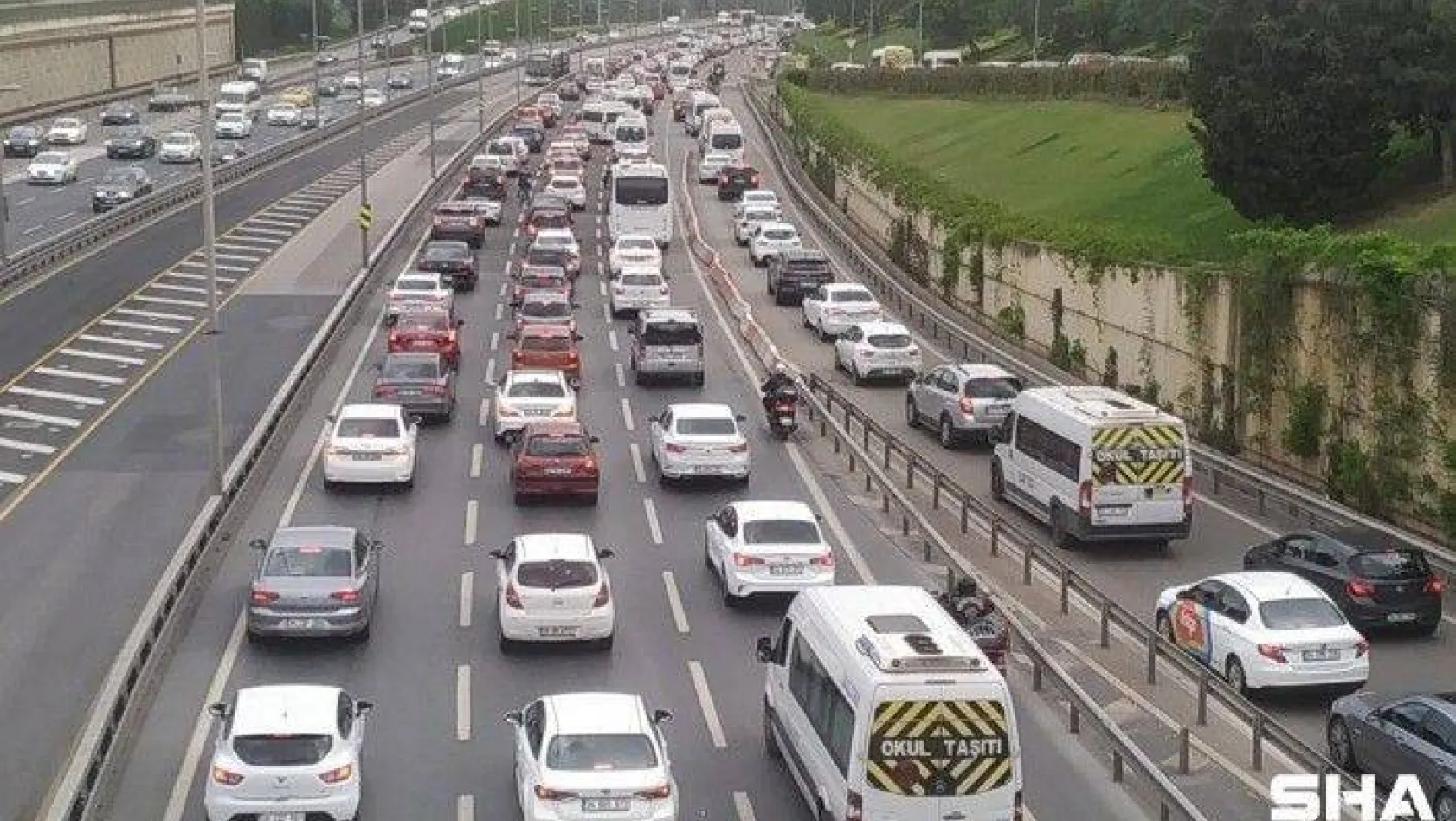 İstanbul'da kısıtlama sonrası ilk iş gününde trafik yoğunluğu