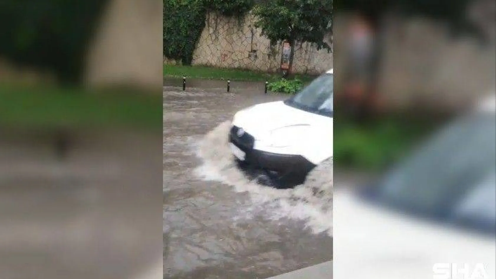 İstanbul'da sağanak yağmur bazı yolları göle çevirdi