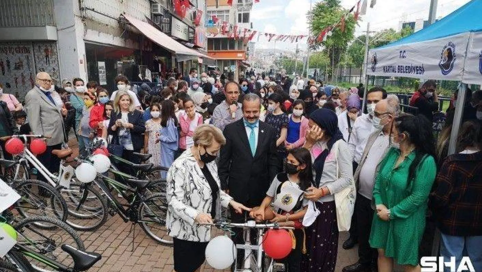 Kartal'da dünya çevre gününde çocuklara bisiklet hediye edildi
