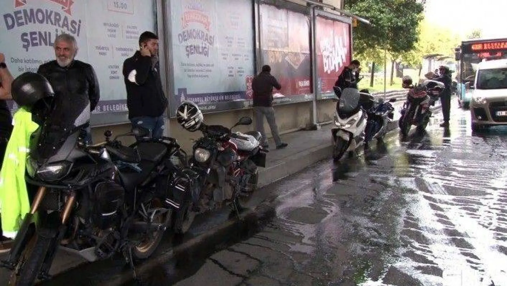 Motorcular yağmurdan köprü altına sığındılar