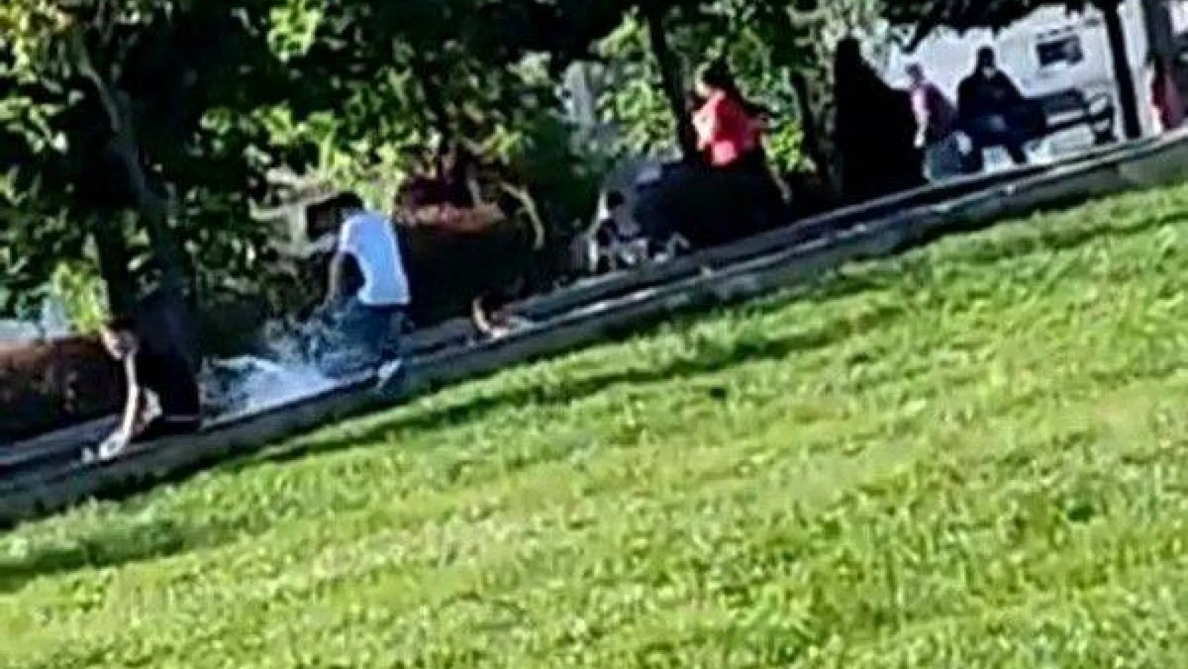 (Özel) Arnavutköy'de çocukların tehlikeli süs havuzu eğlencesi kamerada