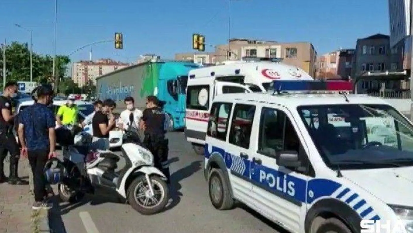 (ÖZEL)-Ataşehir'de ticari taksi motosiklete çarptı 1 kişi yaralandı