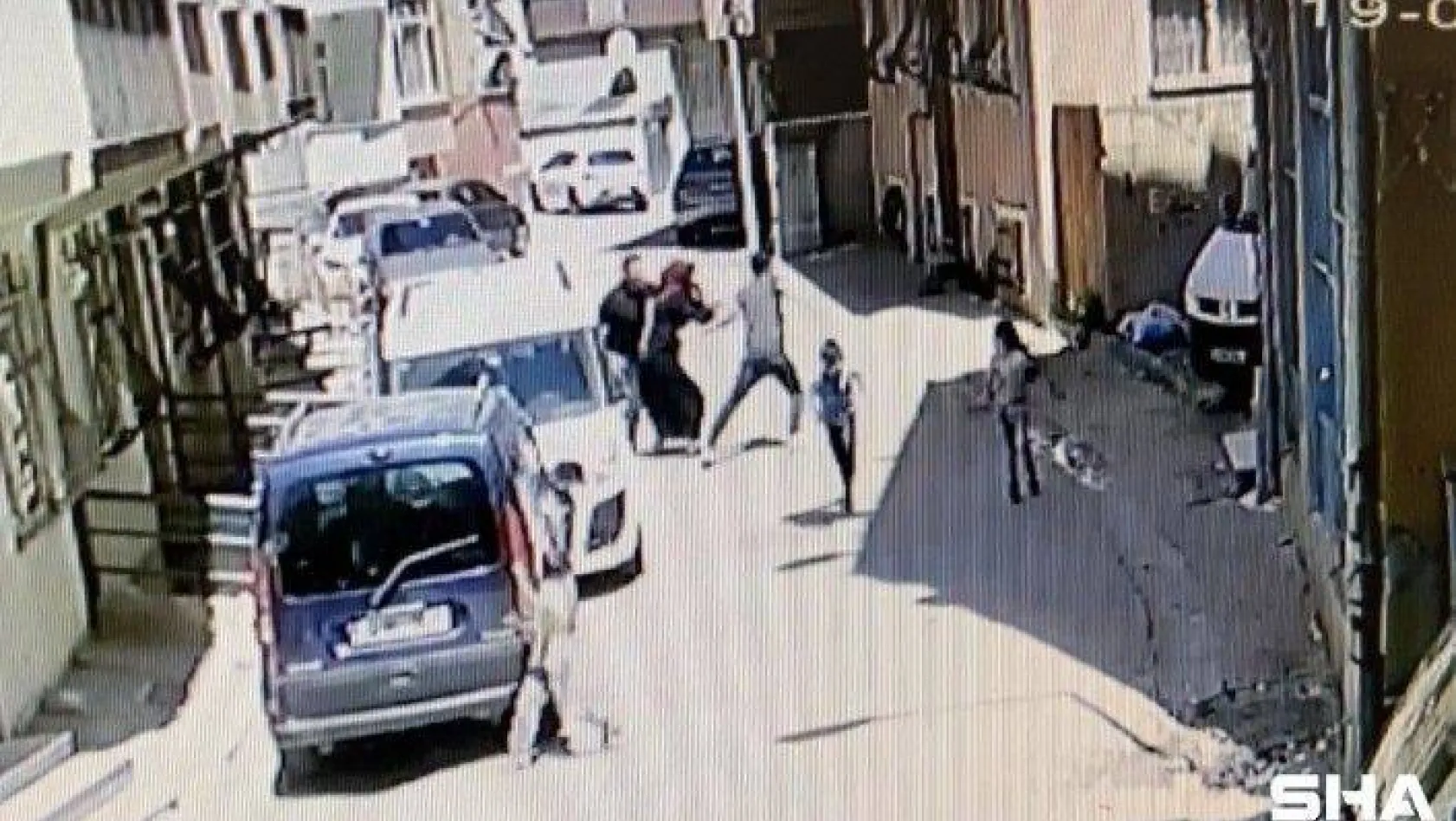 (Özel) İstanbul'da dehşet anları kamerada: Ev sahibi kiracısını bıçakladı