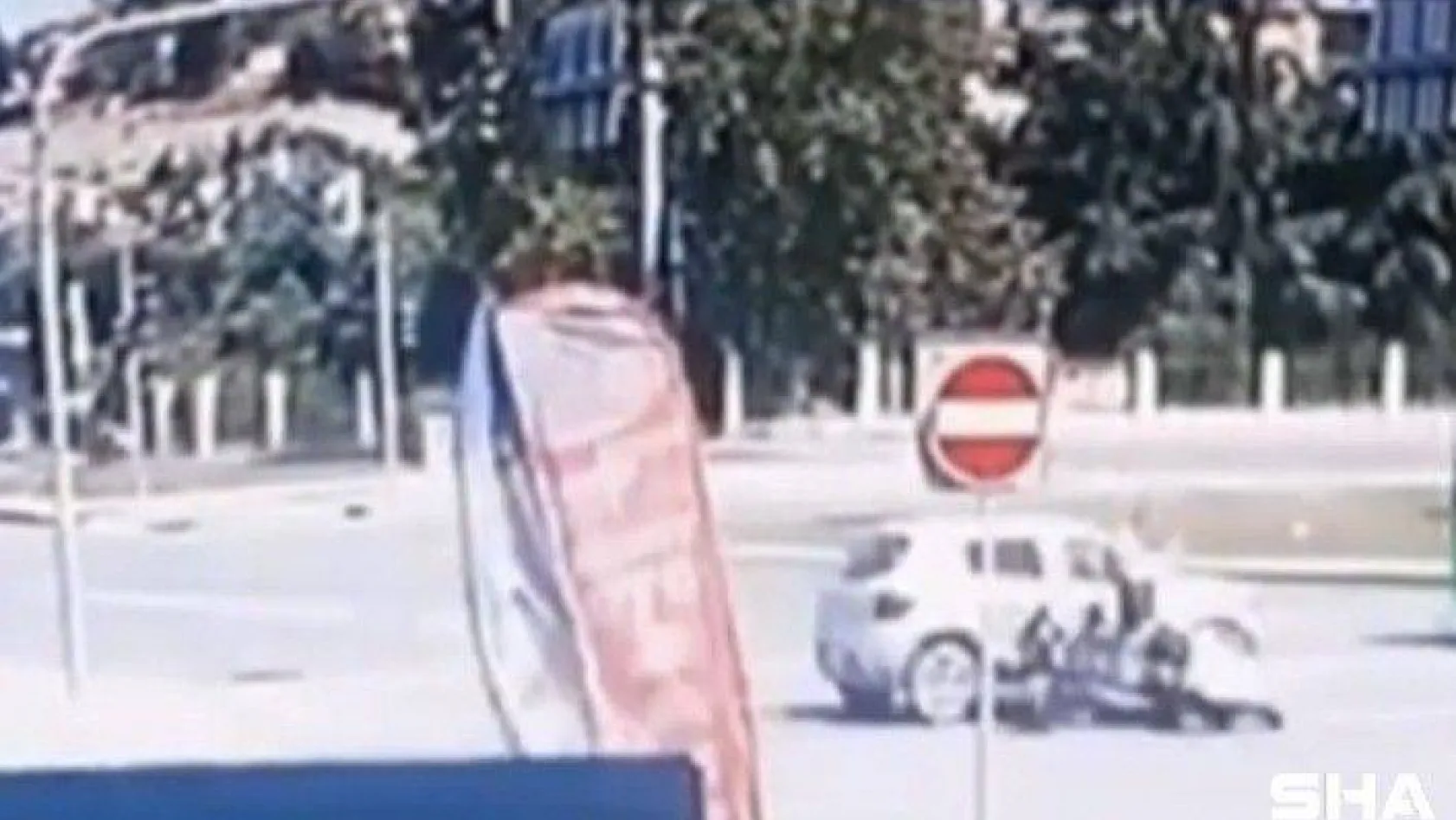 (Özel) İstanbul'da feci kaza kamerada: Otomobilin çarptığı motosikletli yere savruldu