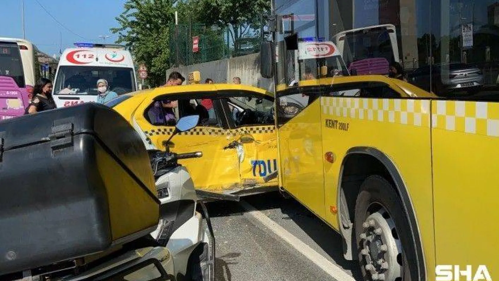 (Özel) İstanbul'da feci kaza: Taksi önce İETT otobüsüne sonra direğe çarptı