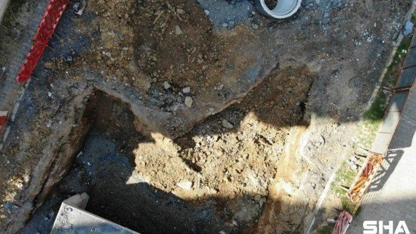 (Özel) Maltepe'de kanalizasyon çalışması durdu, kazı alanı müsilaj doldu