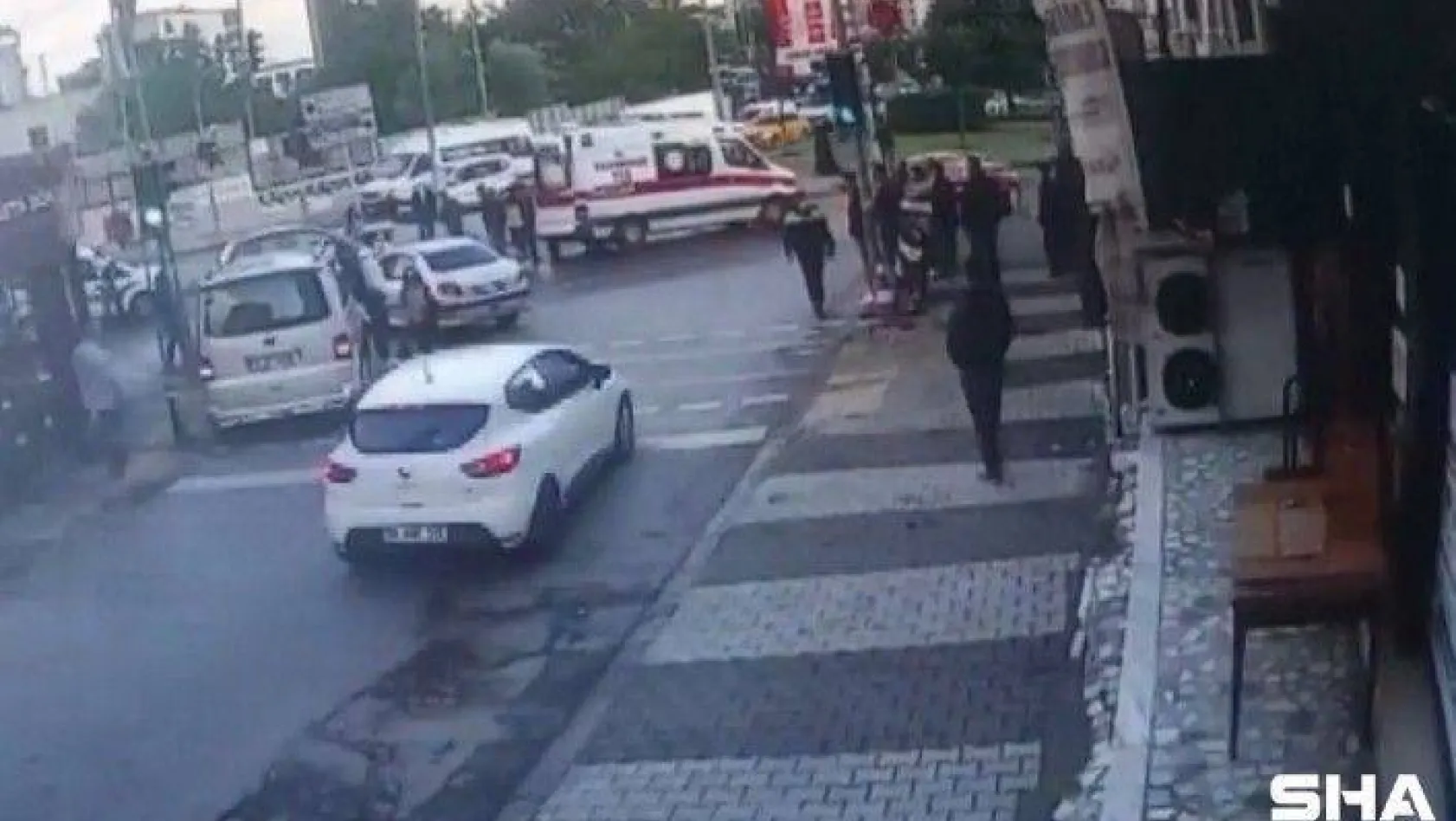 (Özel) Maltepe'de kırmızı ışıkta karşıya geçen kişiye otomobilin çarptığı anlar kamerada