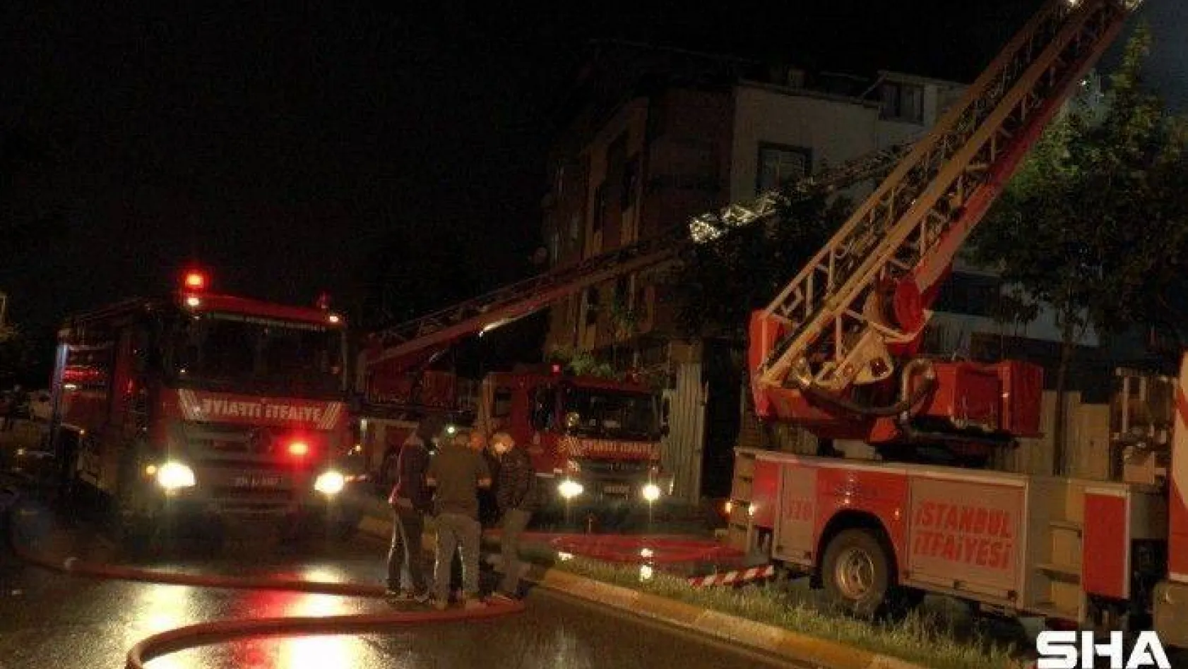 Sancaktepe'de içinde tüplerin bulunduğu palet deposu yandı, mahalleli sokağa döküldü