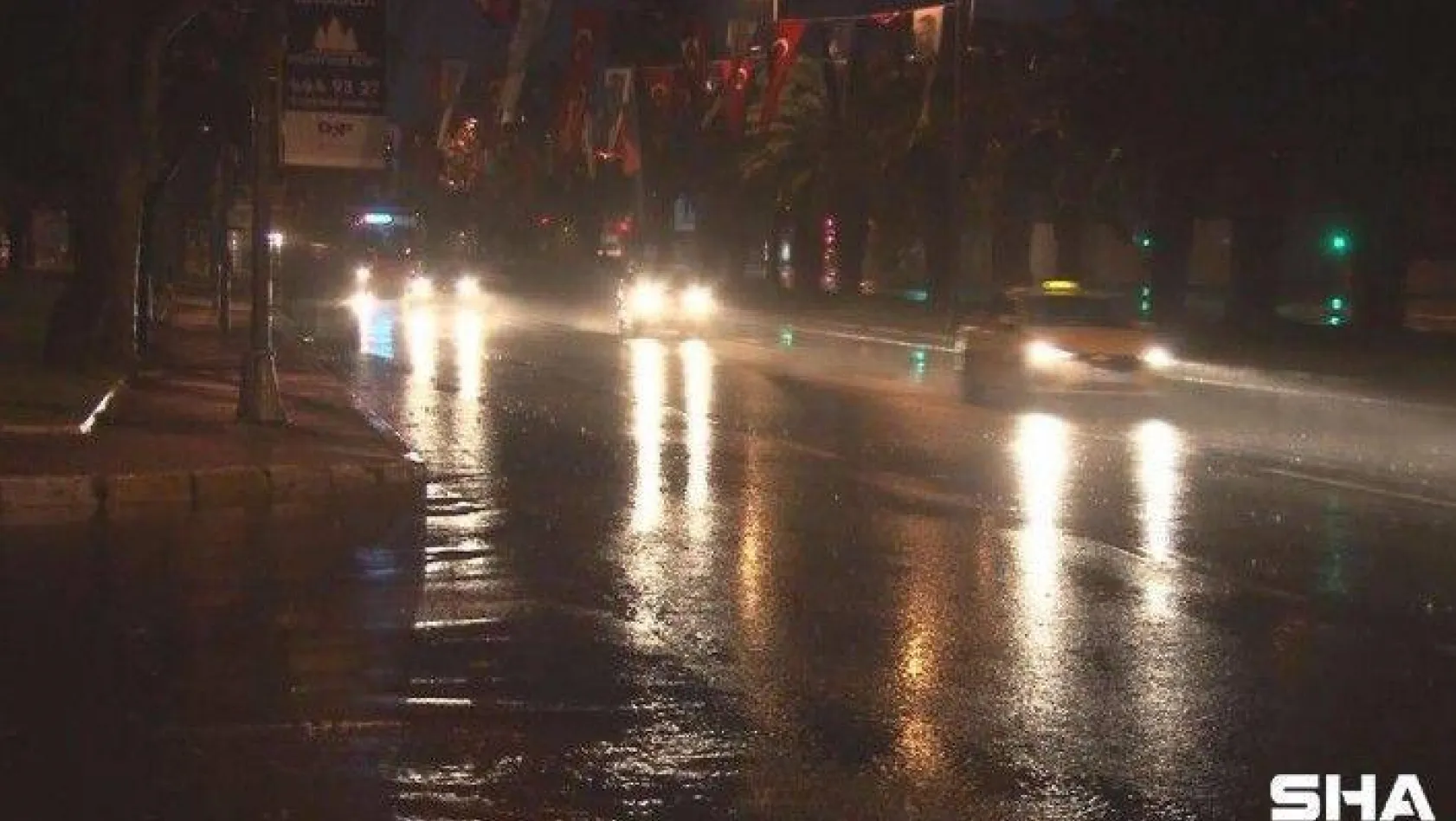 Sarı Alarm verilen İstanbul'da yağmur gece boyunca etkili oldu