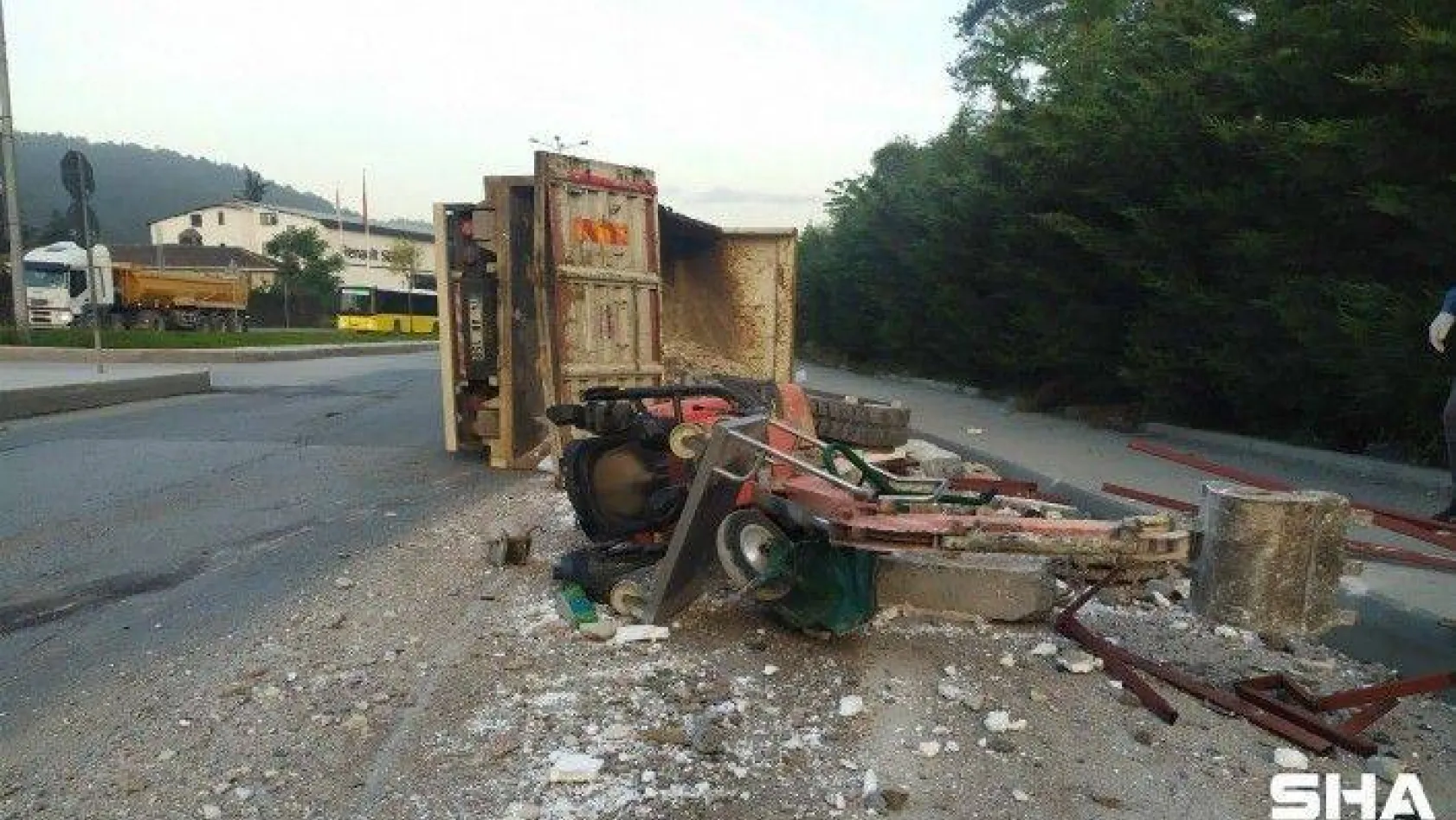 Sarıyer'de moloz yüklü kamyonet devrildi: 2 yaralı